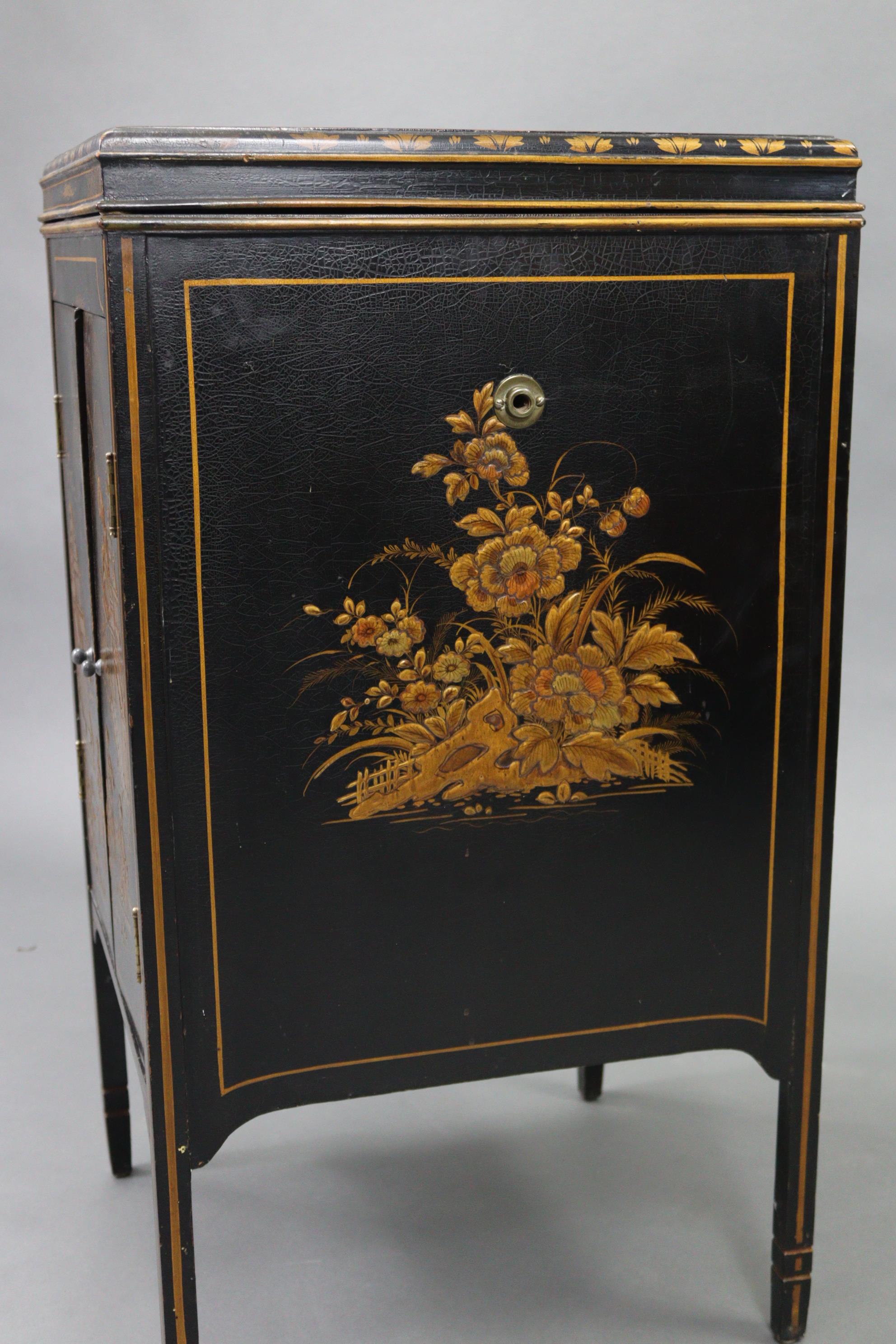 A Chinoiserie-style black lacquered floor-standing gramophone cabinet with gold figure-scene - Image 8 of 9