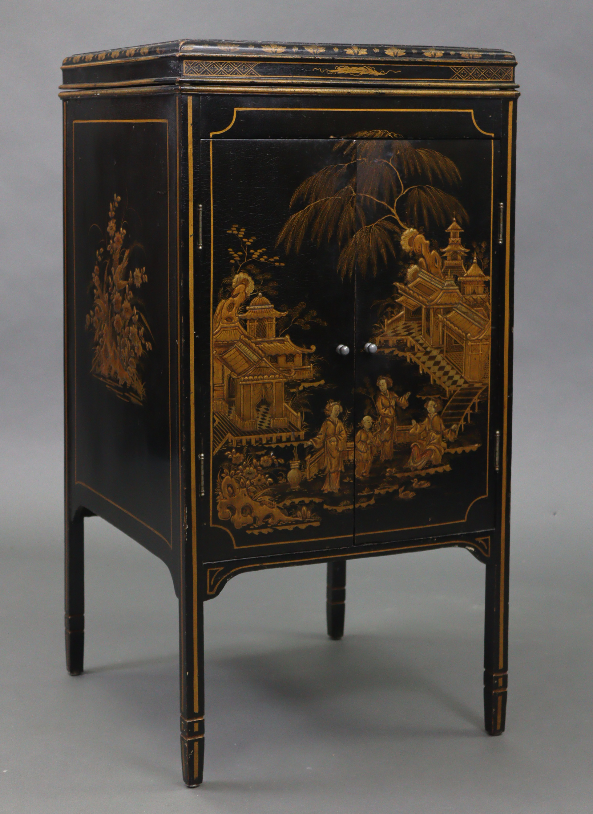 A Chinoiserie-style black lacquered floor-standing gramophone cabinet with gold figure-scene - Image 2 of 9