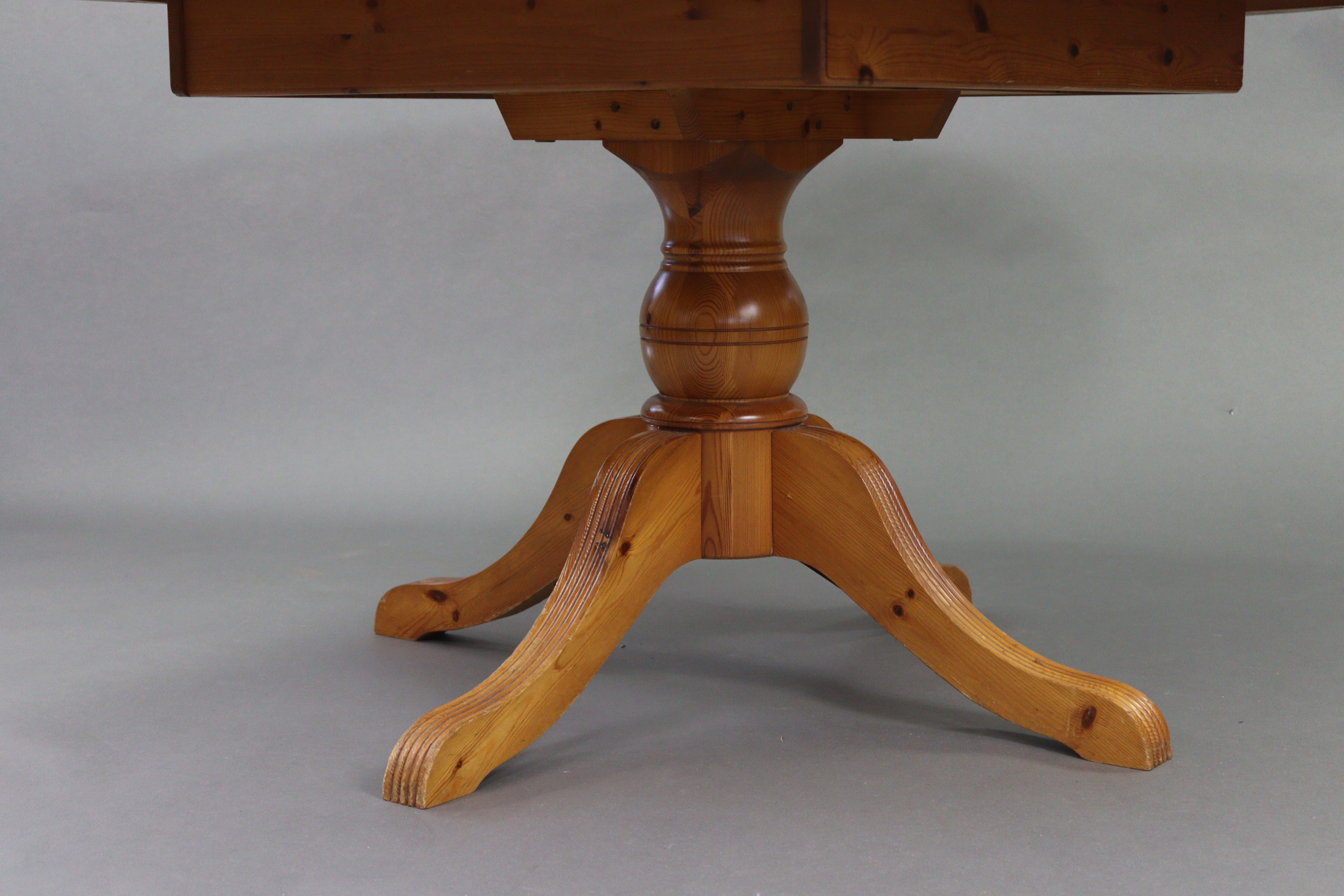A pine circular extending pedestal dining table, with centre leaf & on vase-turned centre column & - Image 6 of 6