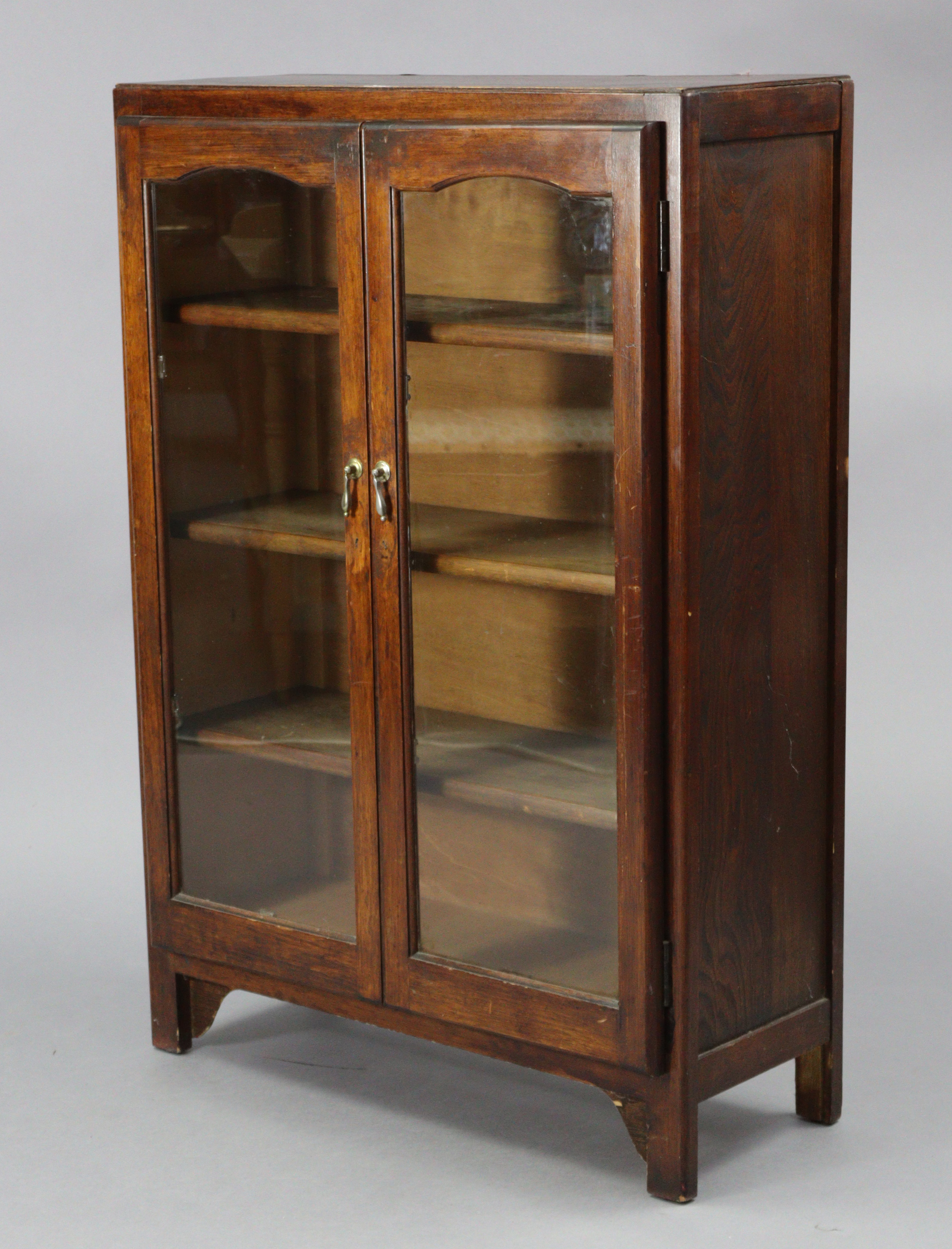 An oak bookcase fitted three shelves enclosed by a pair of glazed doors, 29½” wide x 42½” high.