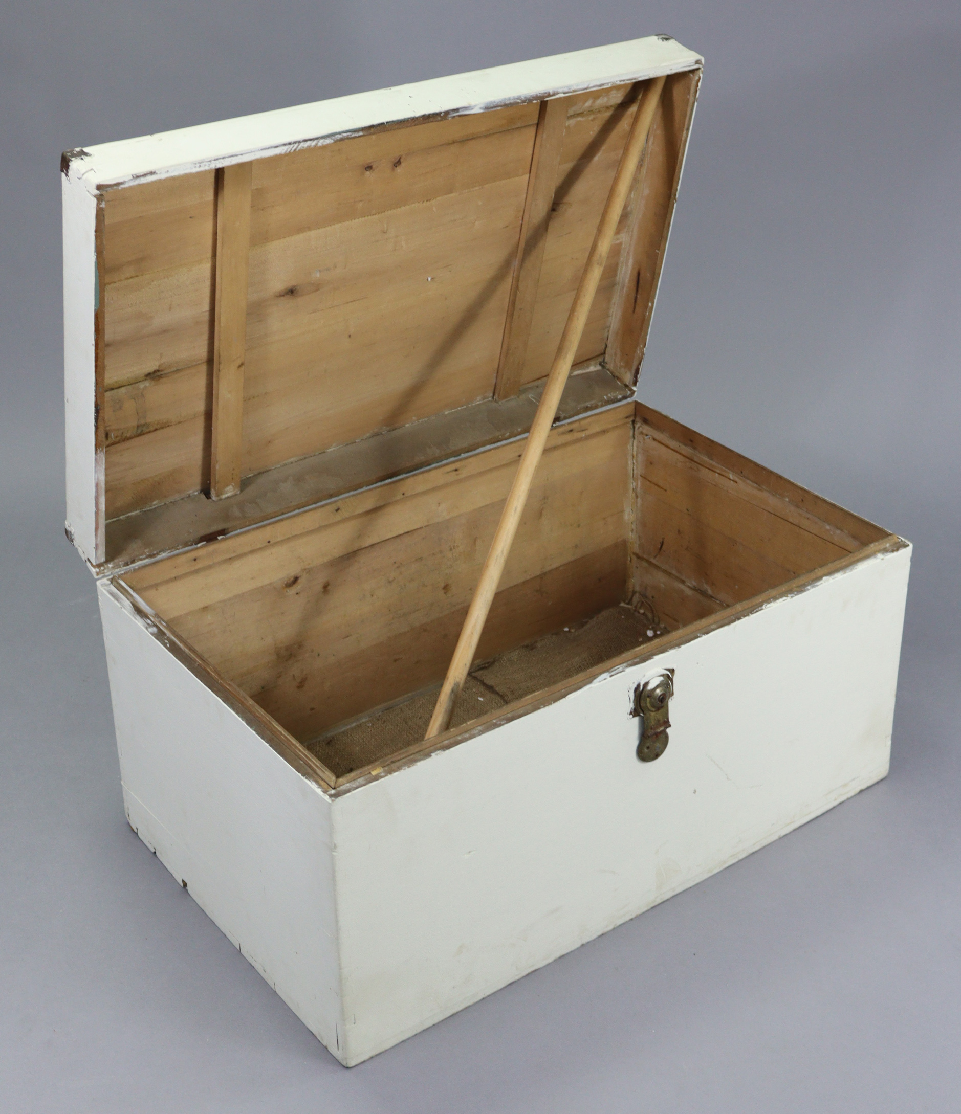 An early/mid-20th century white painted deal storage trunk with hinged lift-lid, 35½” wide x 18” - Image 3 of 5