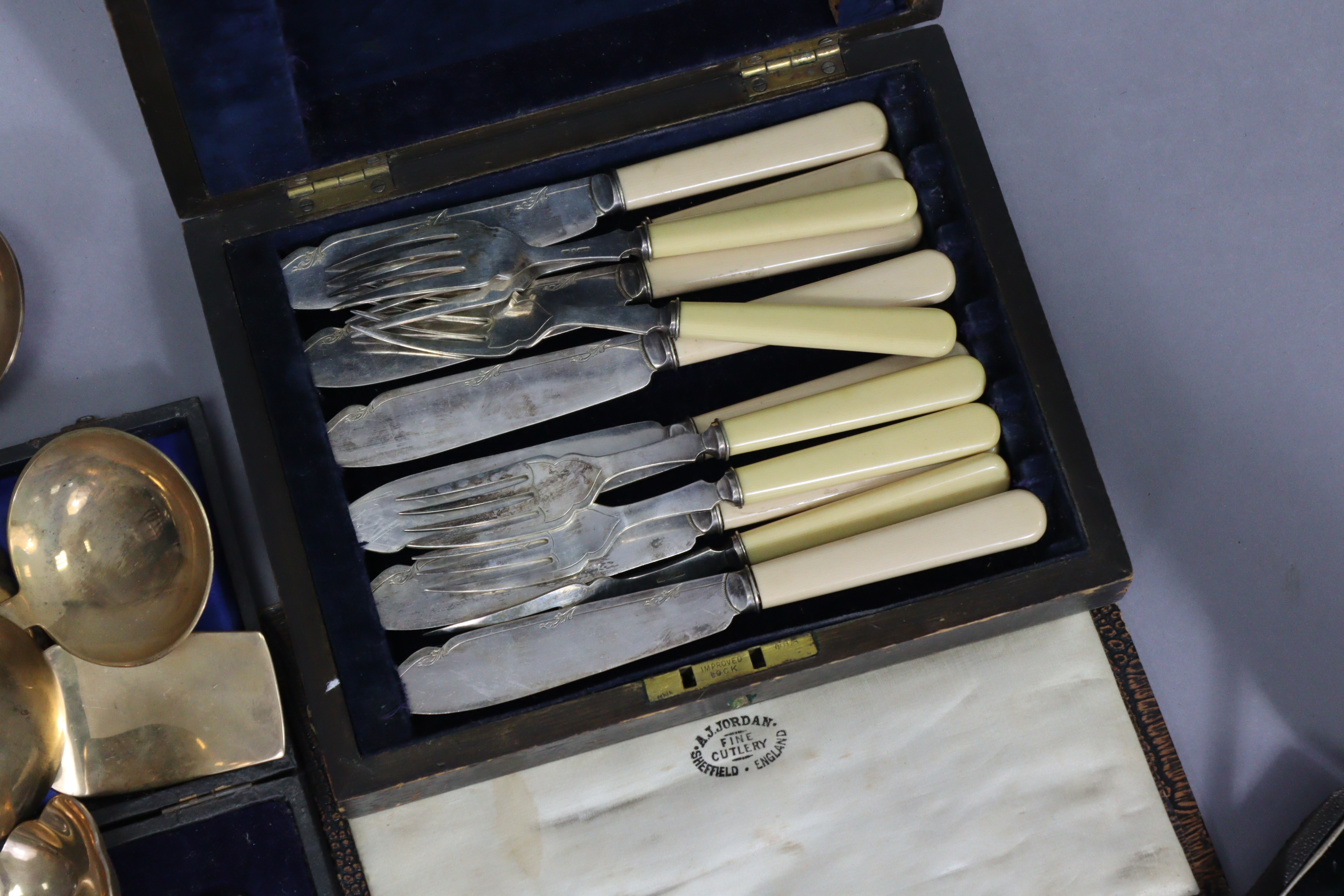 Various items of silver-plated & stainless steel cutlery, cased & uncased. - Image 5 of 9