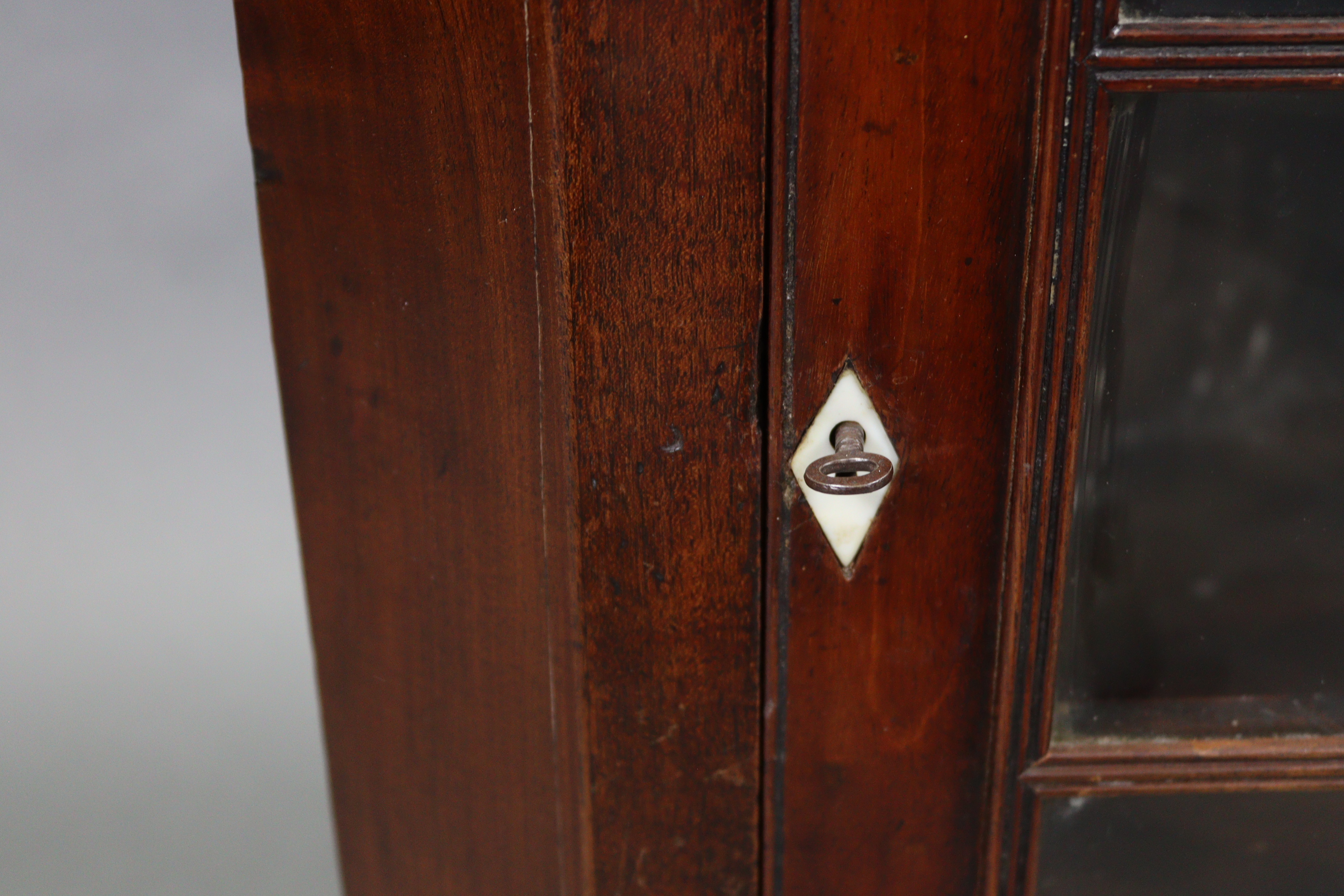 An early 19th century inlaid-mahogany hanging corner cabinet fitted two shaped shelves enclosed by a - Image 3 of 4