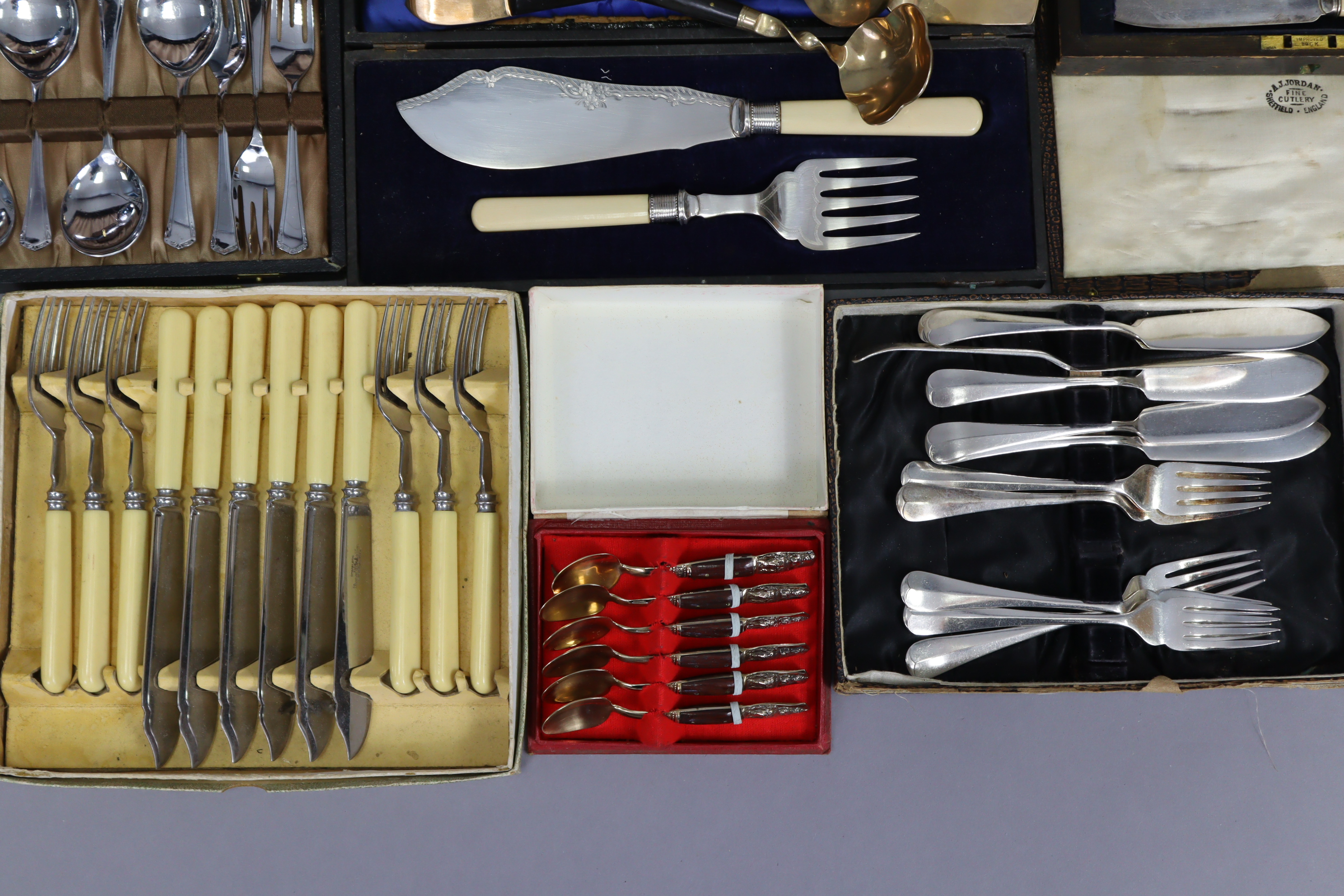 Various items of silver-plated & stainless steel cutlery, cased & uncased. - Image 4 of 9