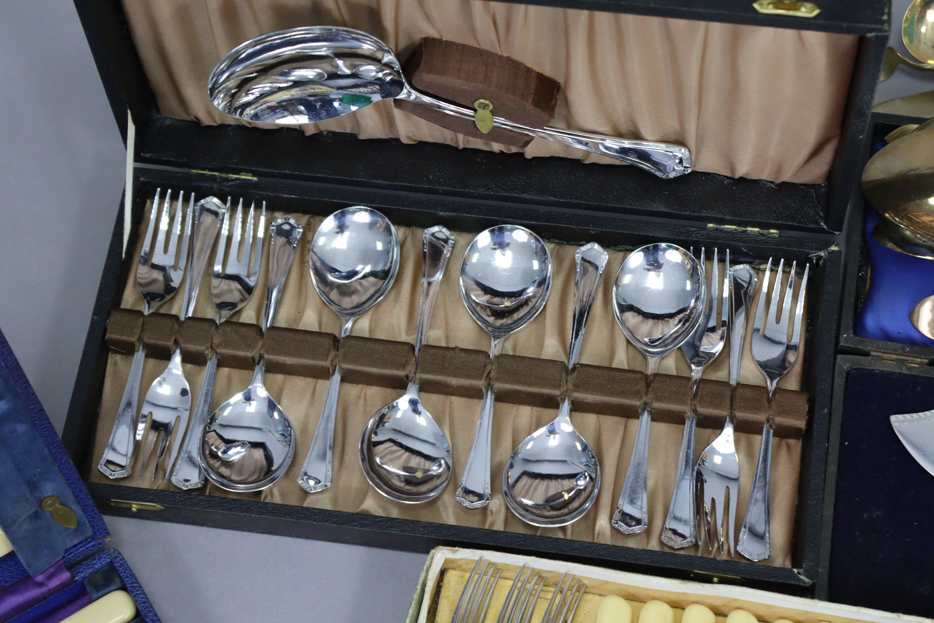 Various items of silver-plated & stainless steel cutlery, cased & uncased. - Image 3 of 9