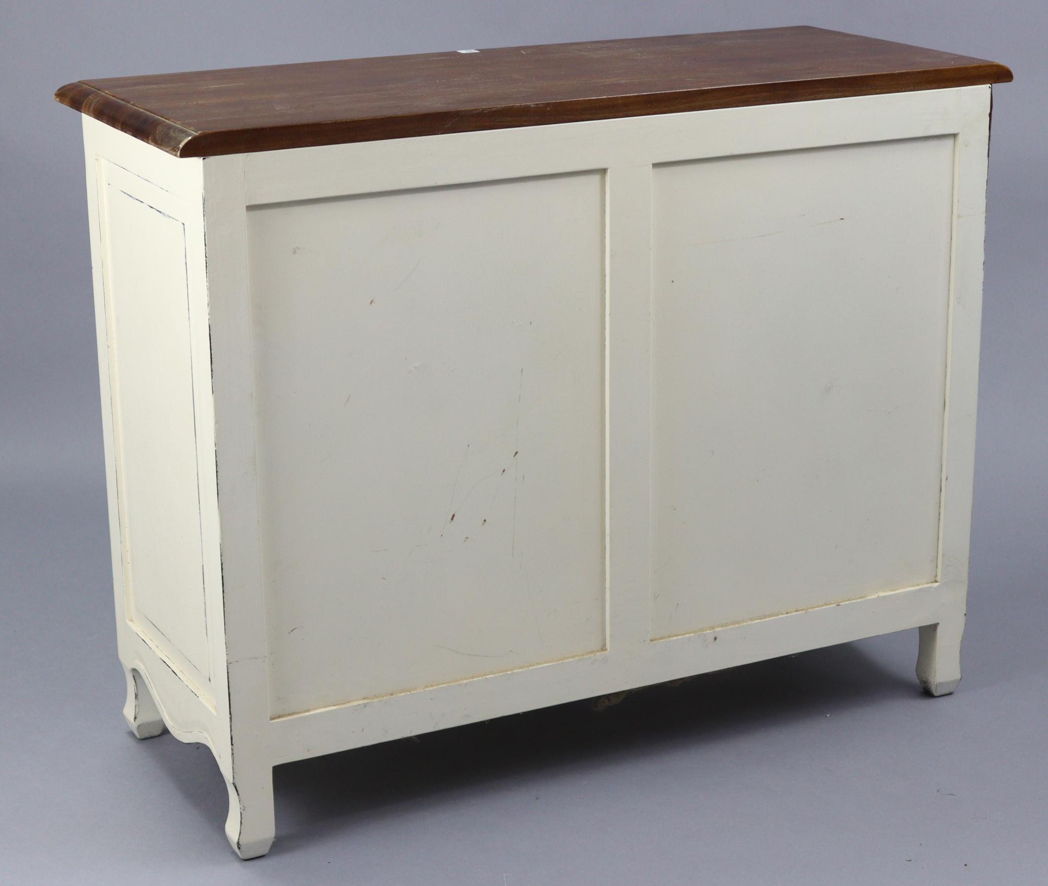 A modern continental-style cream painted wooden chest fitted with an arrangement of six drawers with - Image 5 of 5