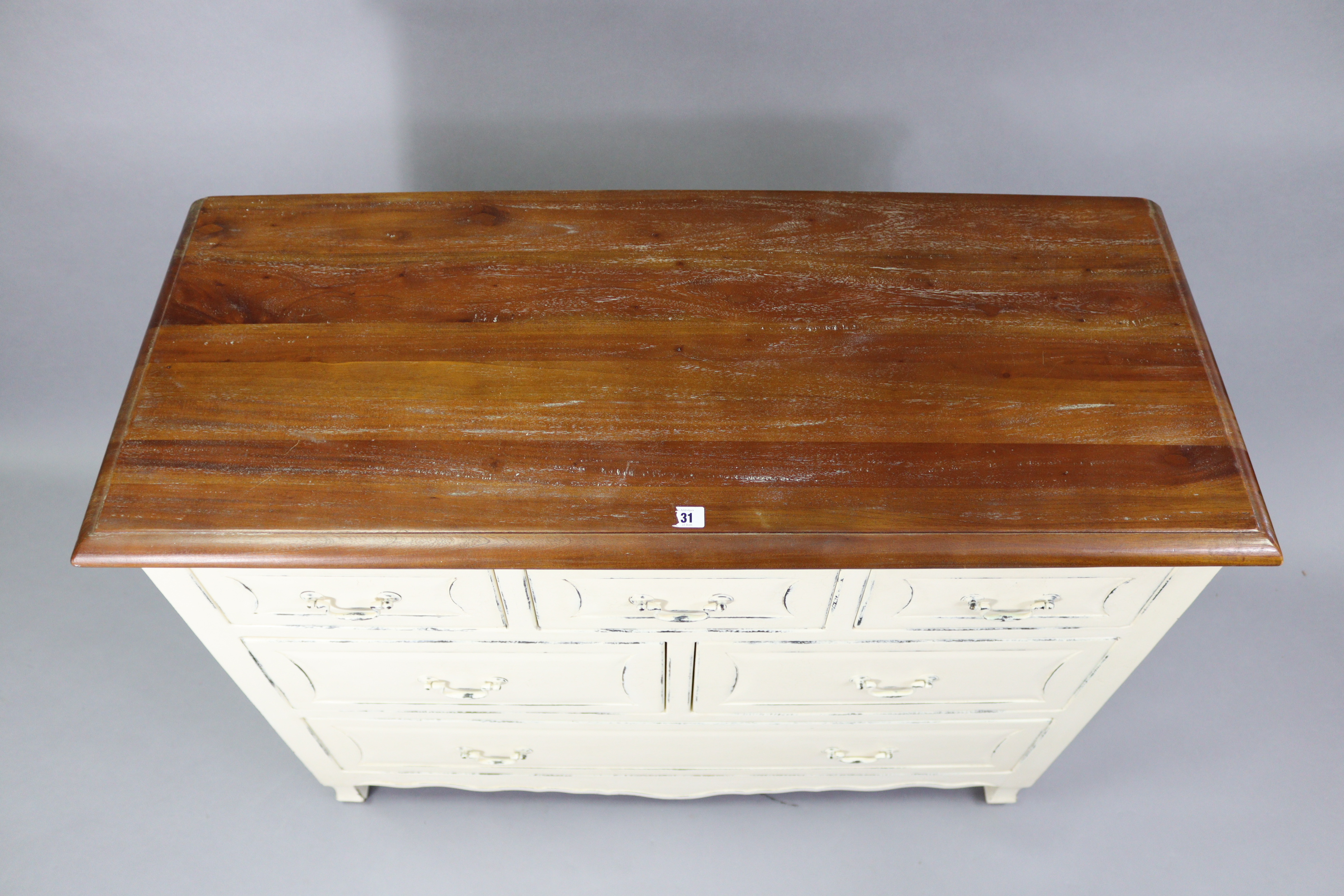 A modern continental-style cream painted wooden chest fitted with an arrangement of six drawers with - Image 3 of 5