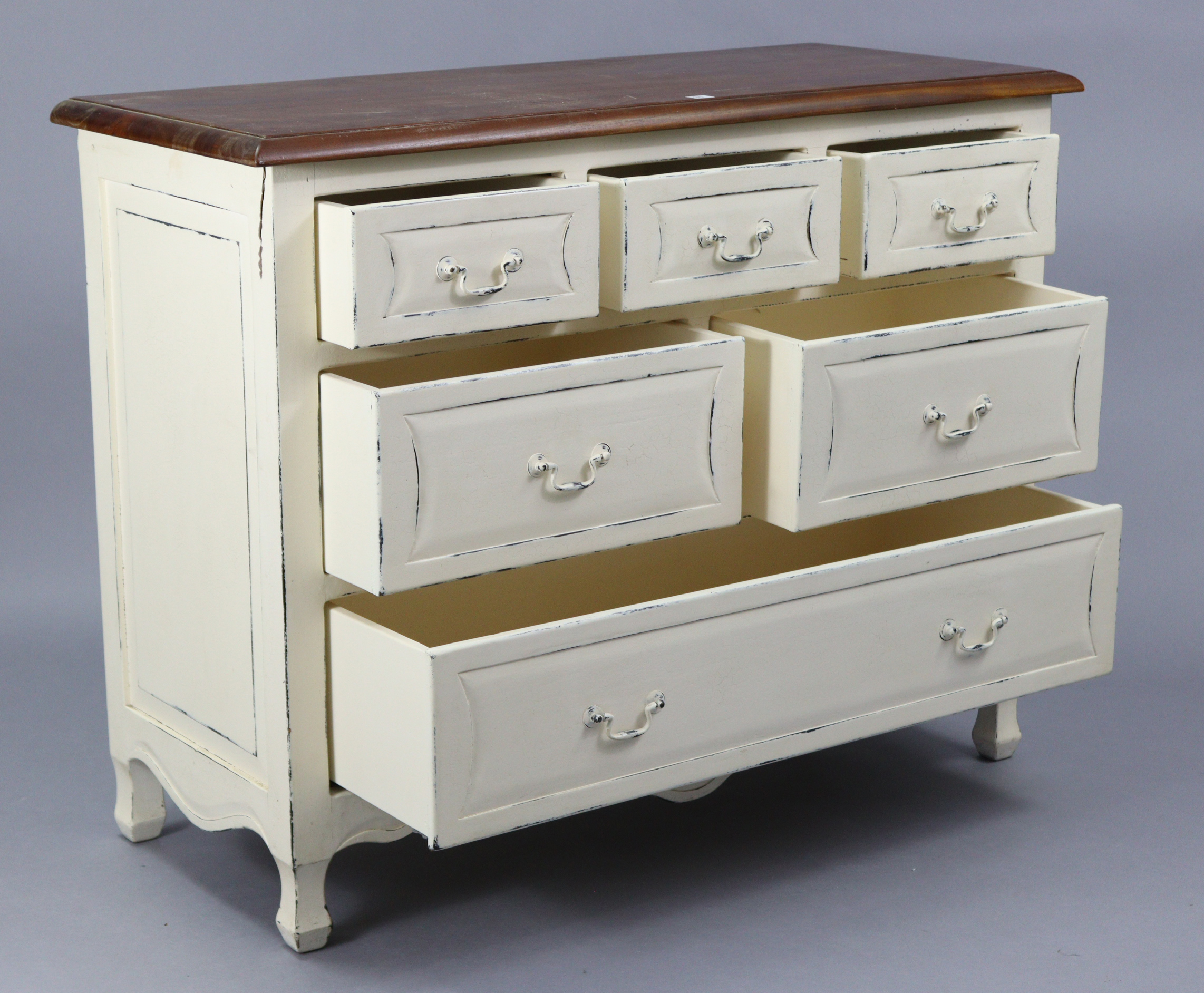 A modern continental-style cream painted wooden chest fitted with an arrangement of six drawers with - Image 2 of 5