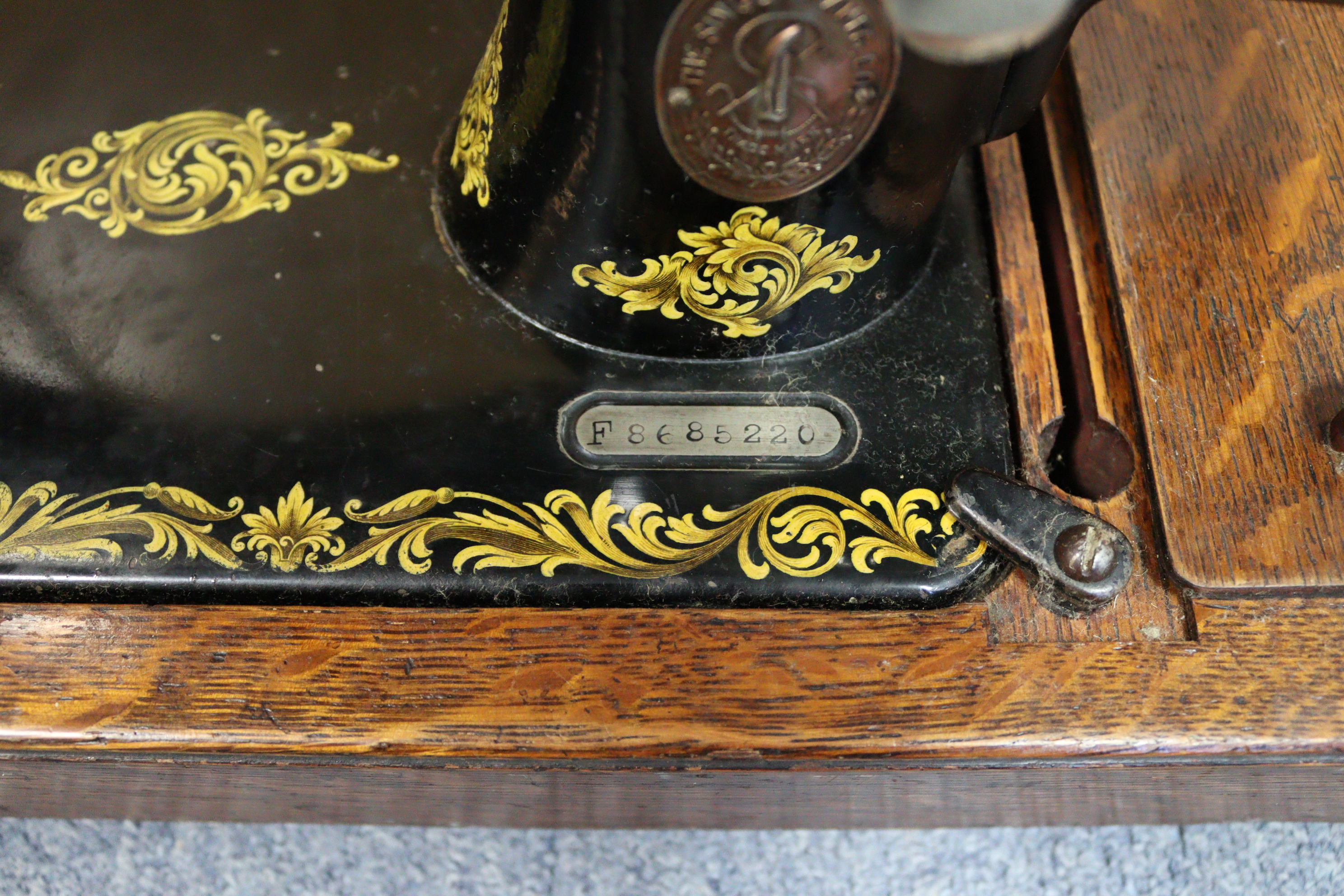 A singer hand sewing machine with oak carrying case. - Image 3 of 4