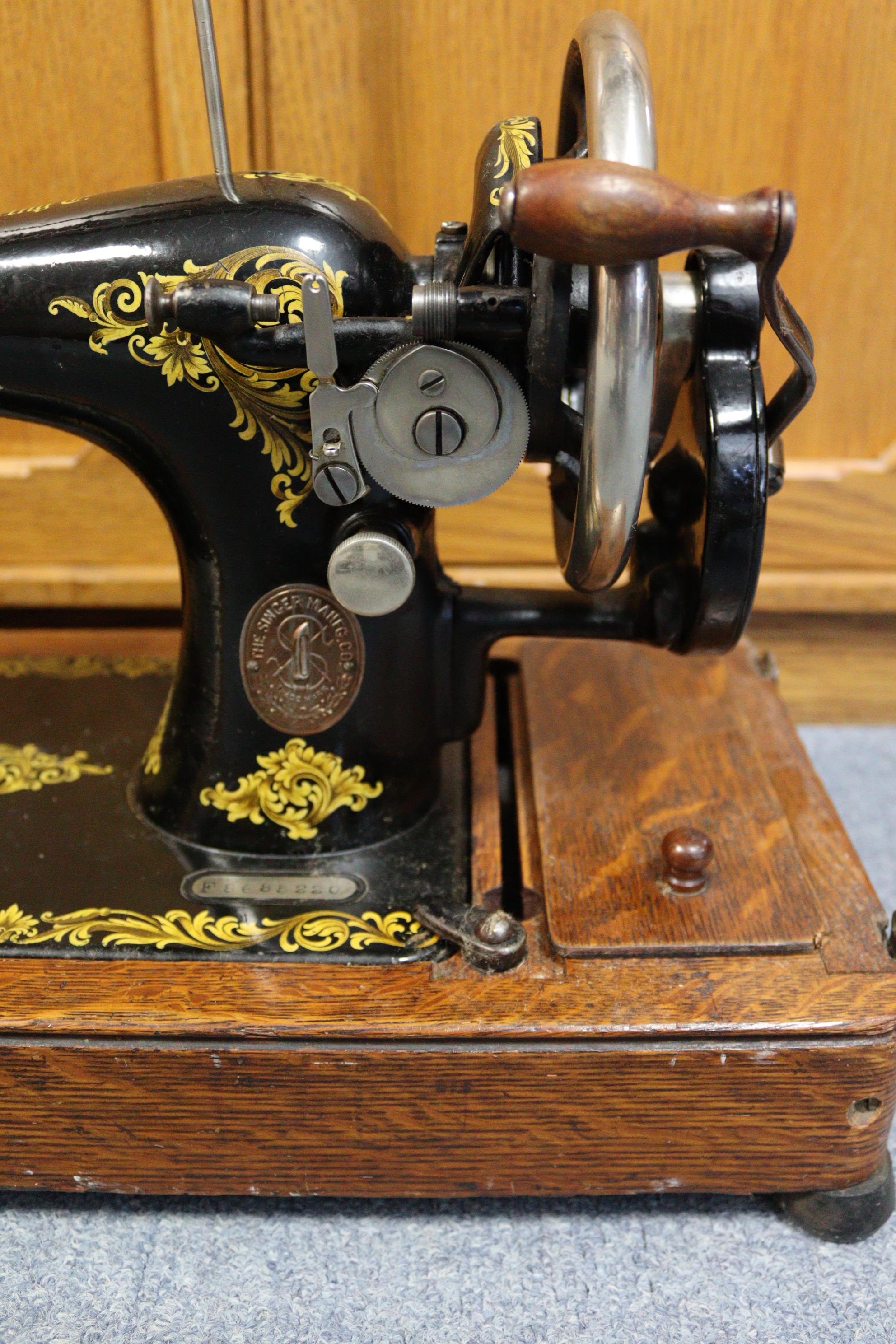 A singer hand sewing machine with oak carrying case. - Image 4 of 4