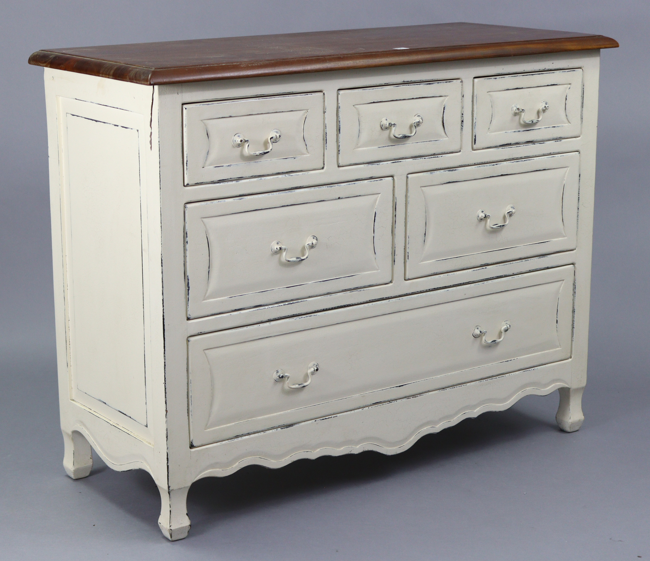 A modern continental-style cream painted wooden chest fitted with an arrangement of six drawers with