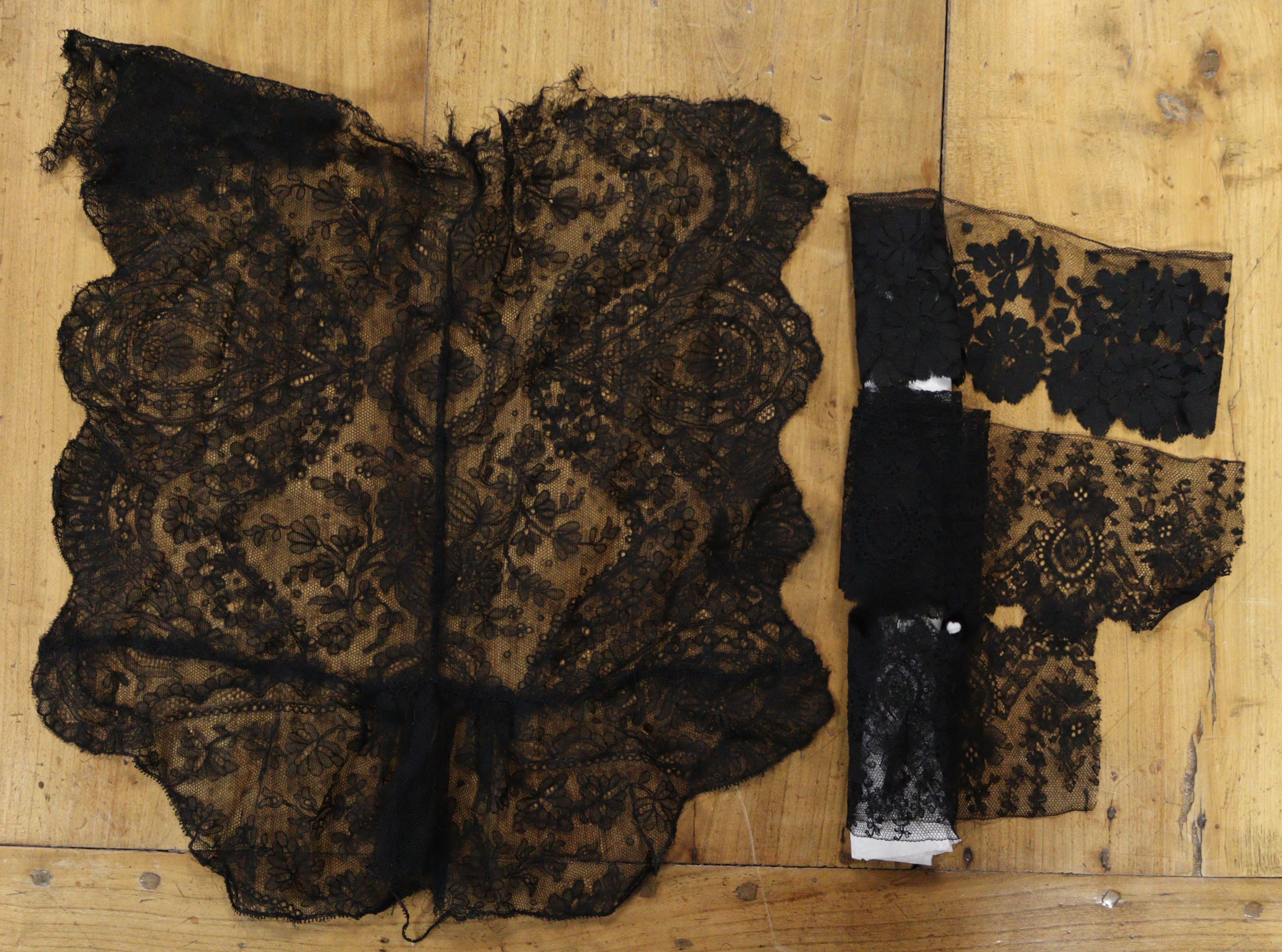 A quantity of Victorian lace, contained in one small box. - Image 3 of 7