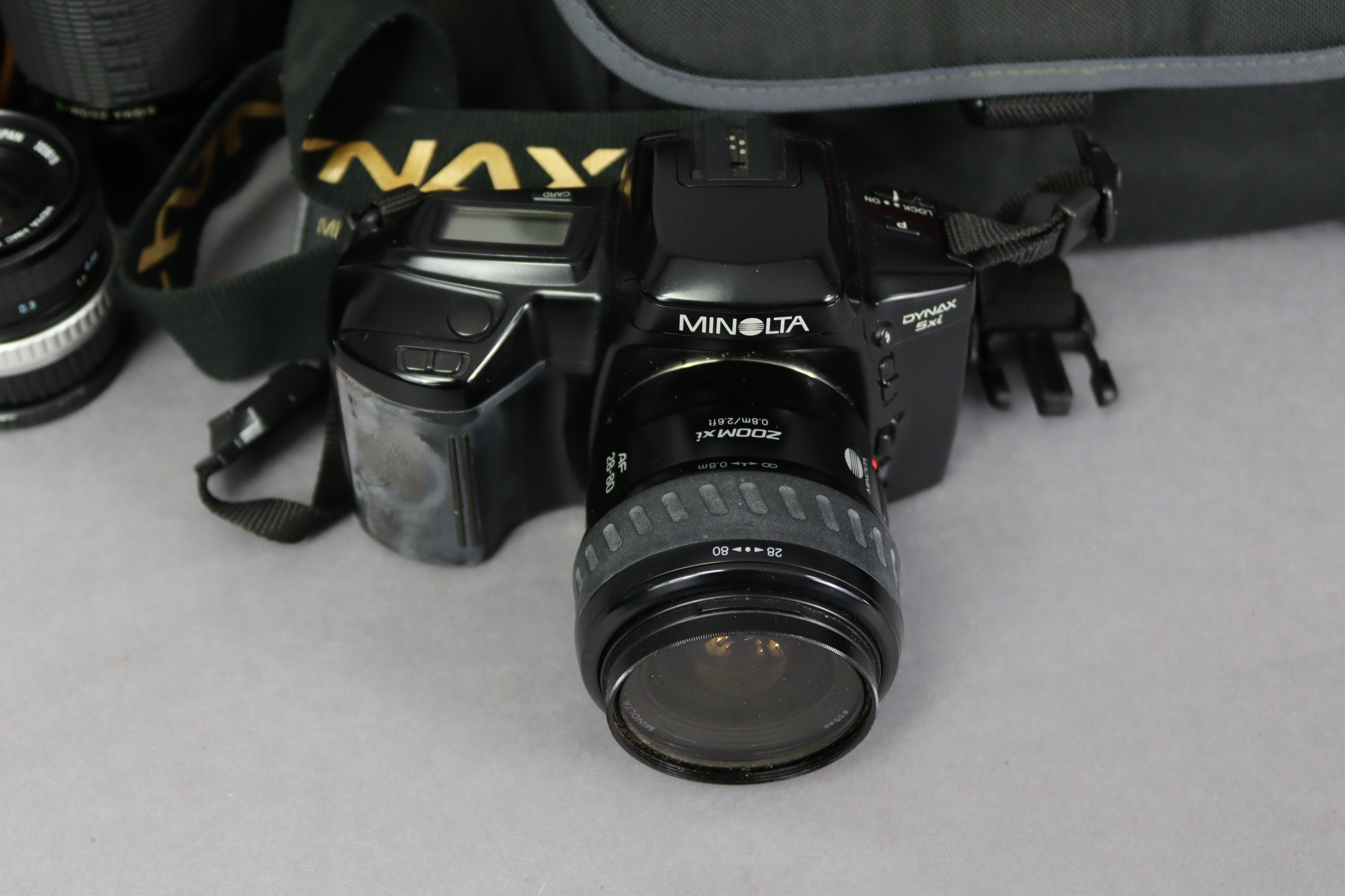 A Minolta “Dynax 5xi” camera; a ditto “Dynax 500si” camera, each with lens, & case; together with - Image 2 of 9