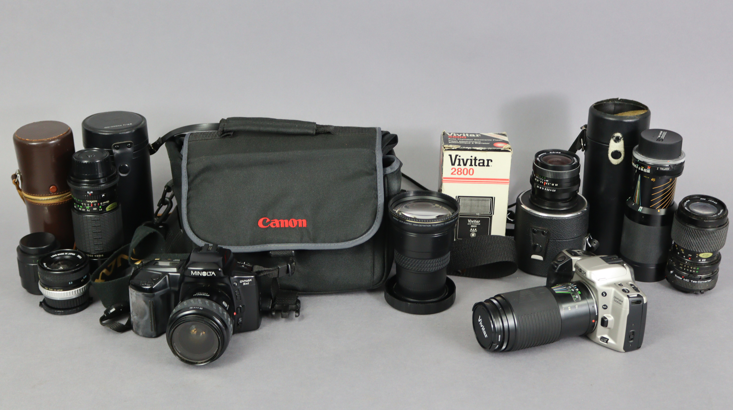 A Minolta “Dynax 5xi” camera; a ditto “Dynax 500si” camera, each with lens, & case; together with