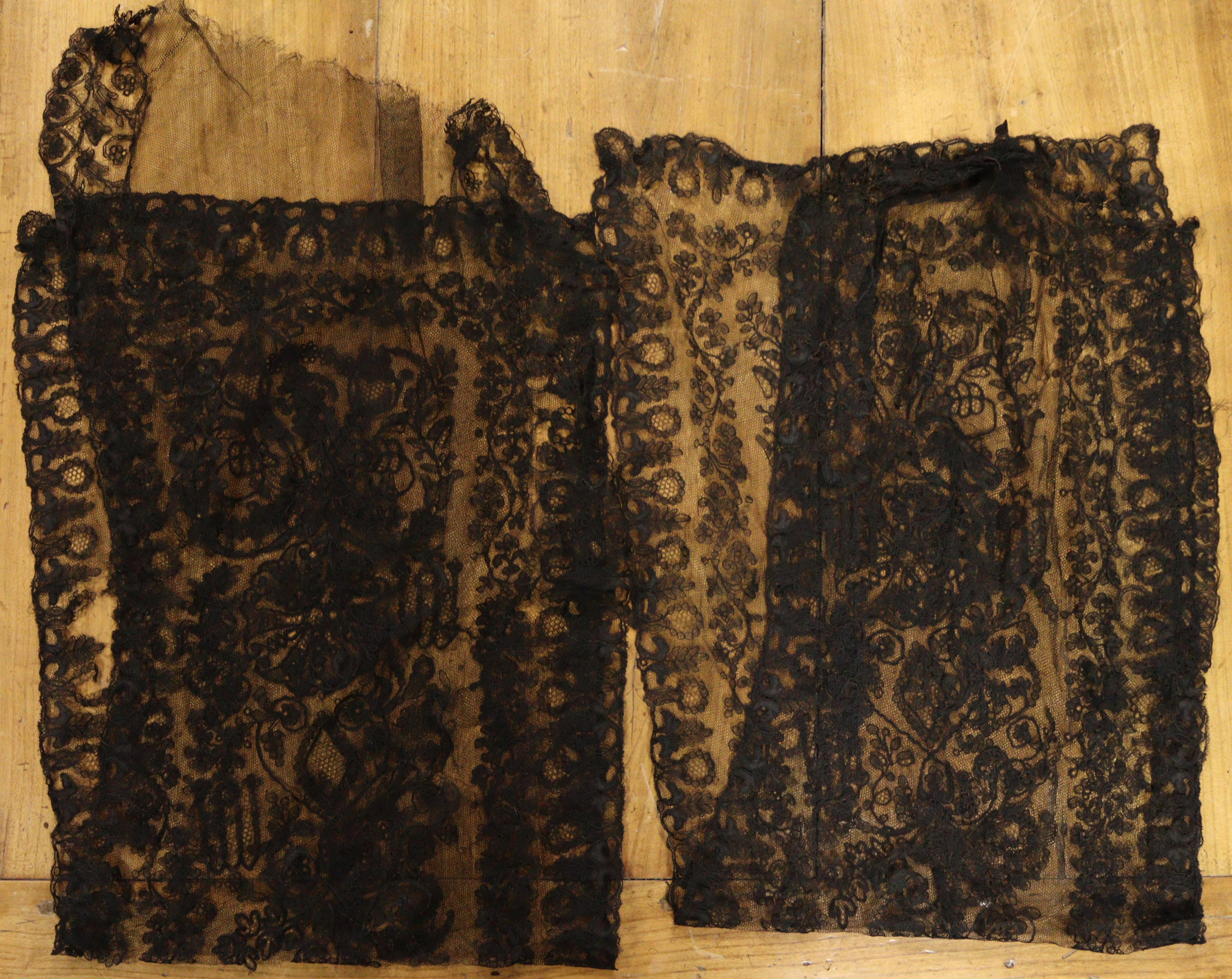 A quantity of Victorian lace, contained in one small box. - Image 2 of 7