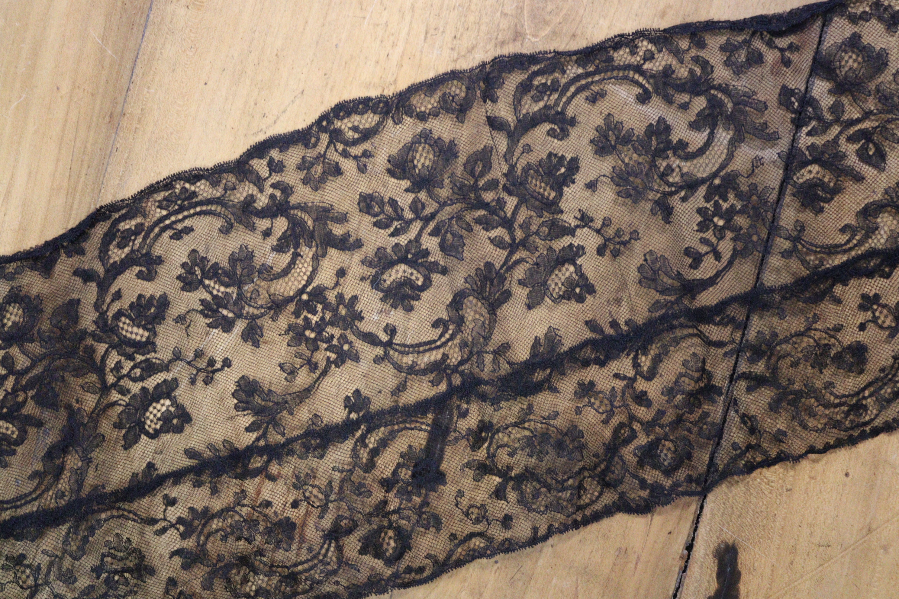 A quantity of Victorian lace, contained in one small box. - Image 5 of 7