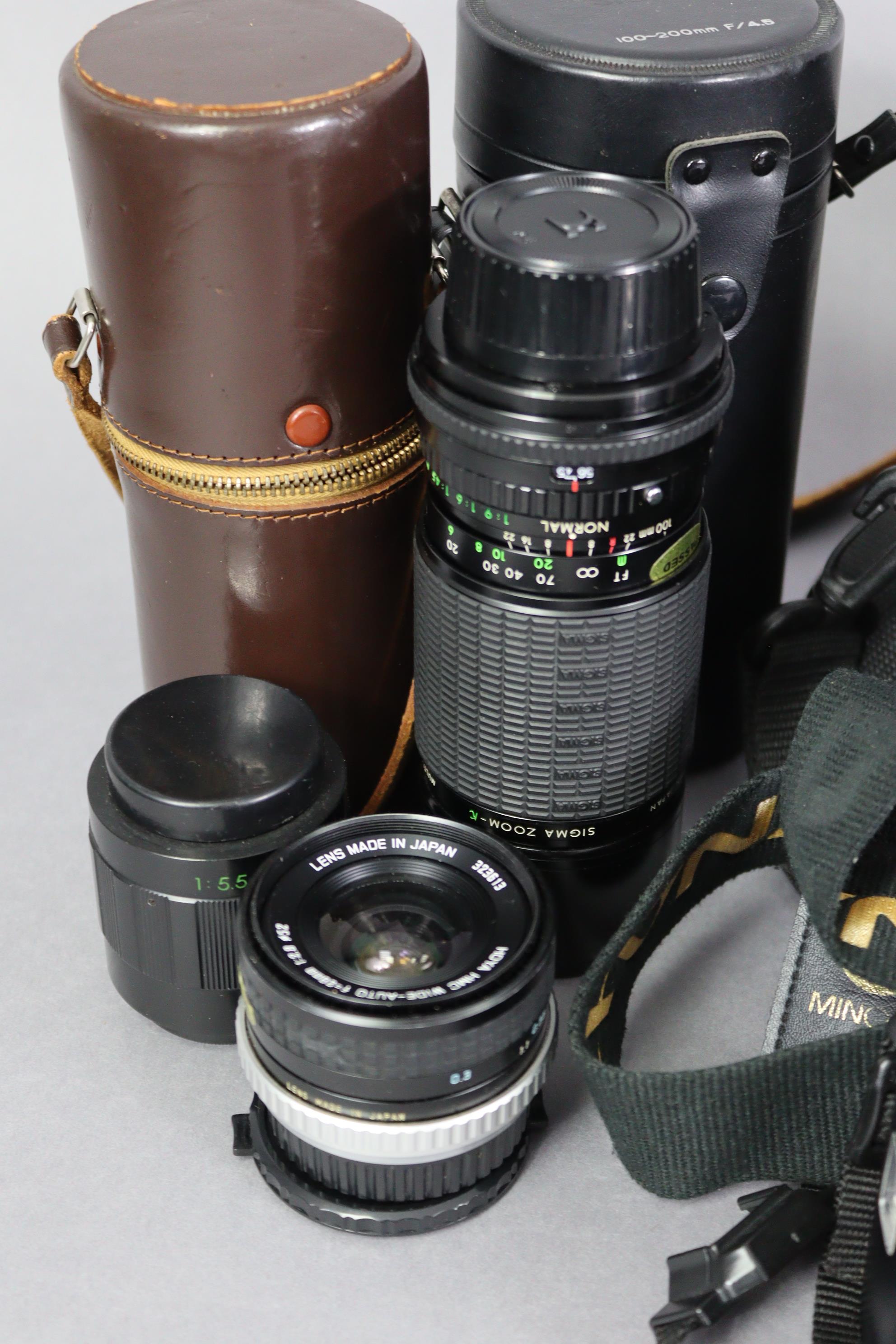 A Minolta “Dynax 5xi” camera; a ditto “Dynax 500si” camera, each with lens, & case; together with - Image 7 of 9