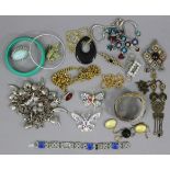 Various items of costume jewellery.