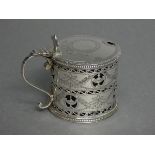 An Edwardian silver drum mustard pot in the late 18th century style, with slightly domed hinged