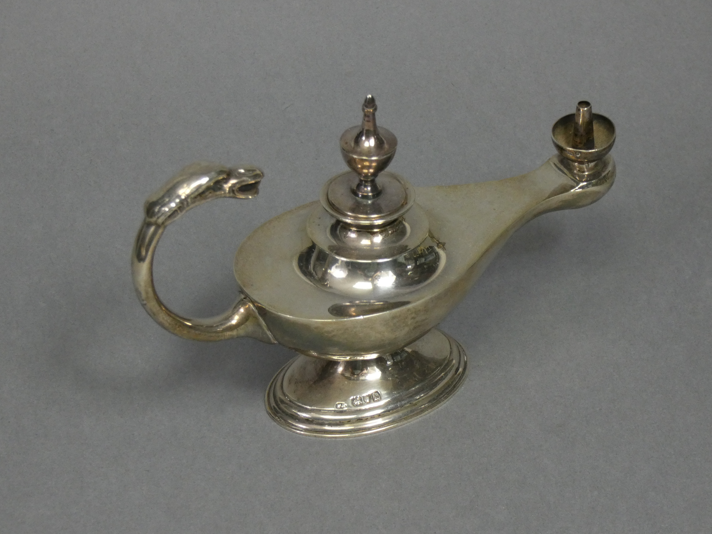 An Edwardian silver table cigar lighter in the form of a roman oil lamp with urn finial & mythical - Image 2 of 4