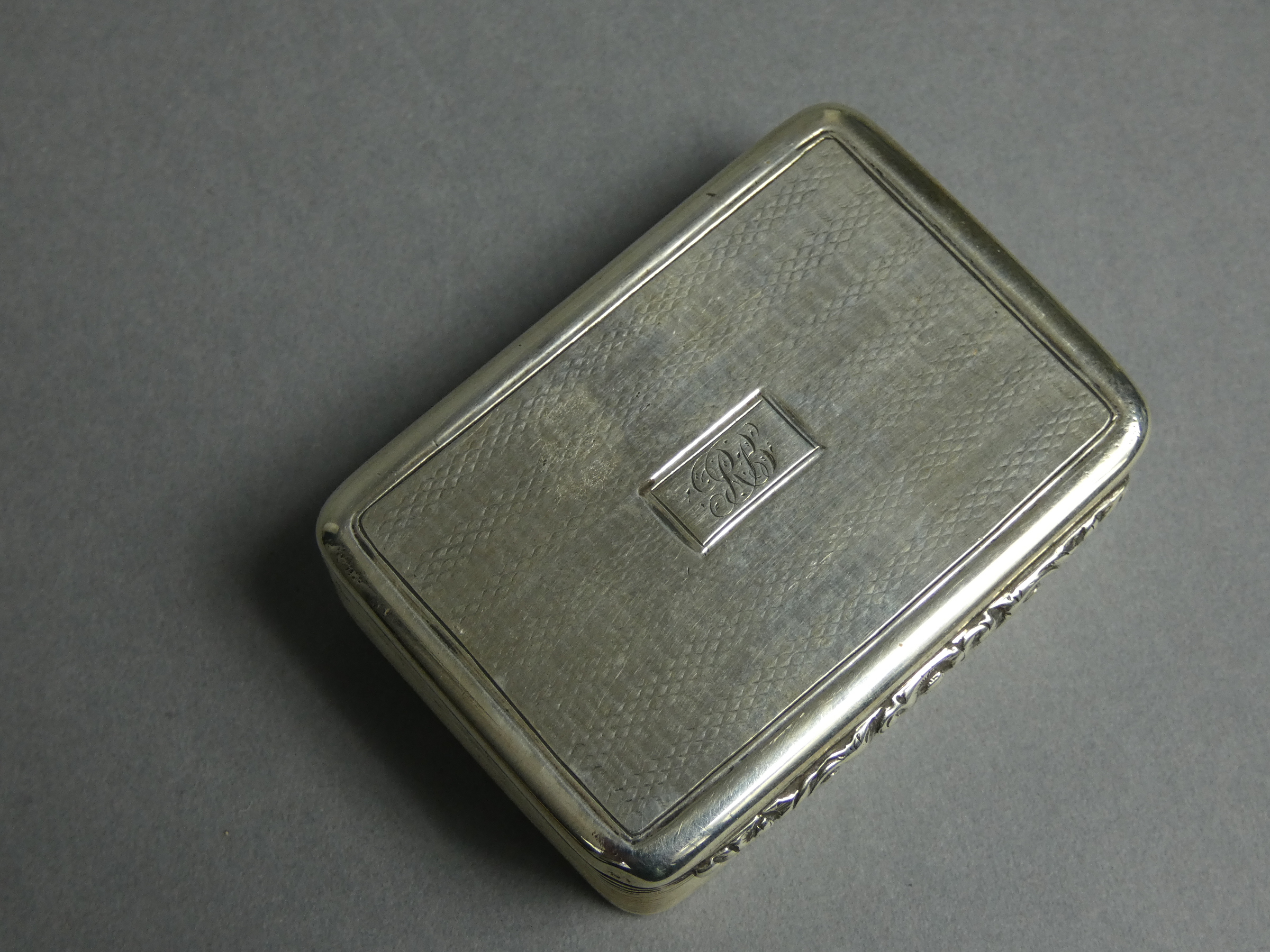 A William IV silver rectangular snuff box, engine-turned & with reeded sides, carved scroll thumb- - Image 2 of 3