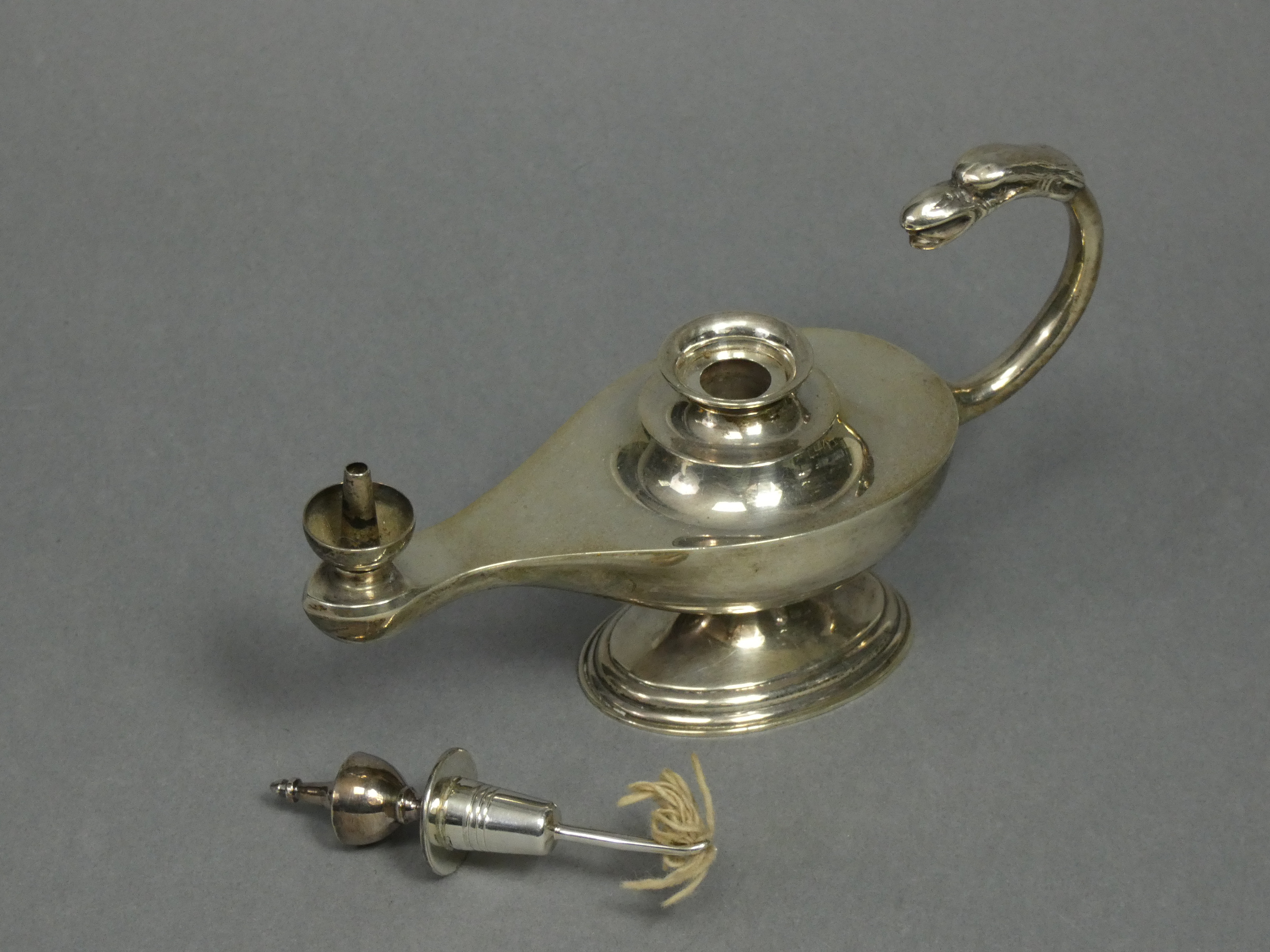 An Edwardian silver table cigar lighter in the form of a roman oil lamp with urn finial & mythical - Image 4 of 4