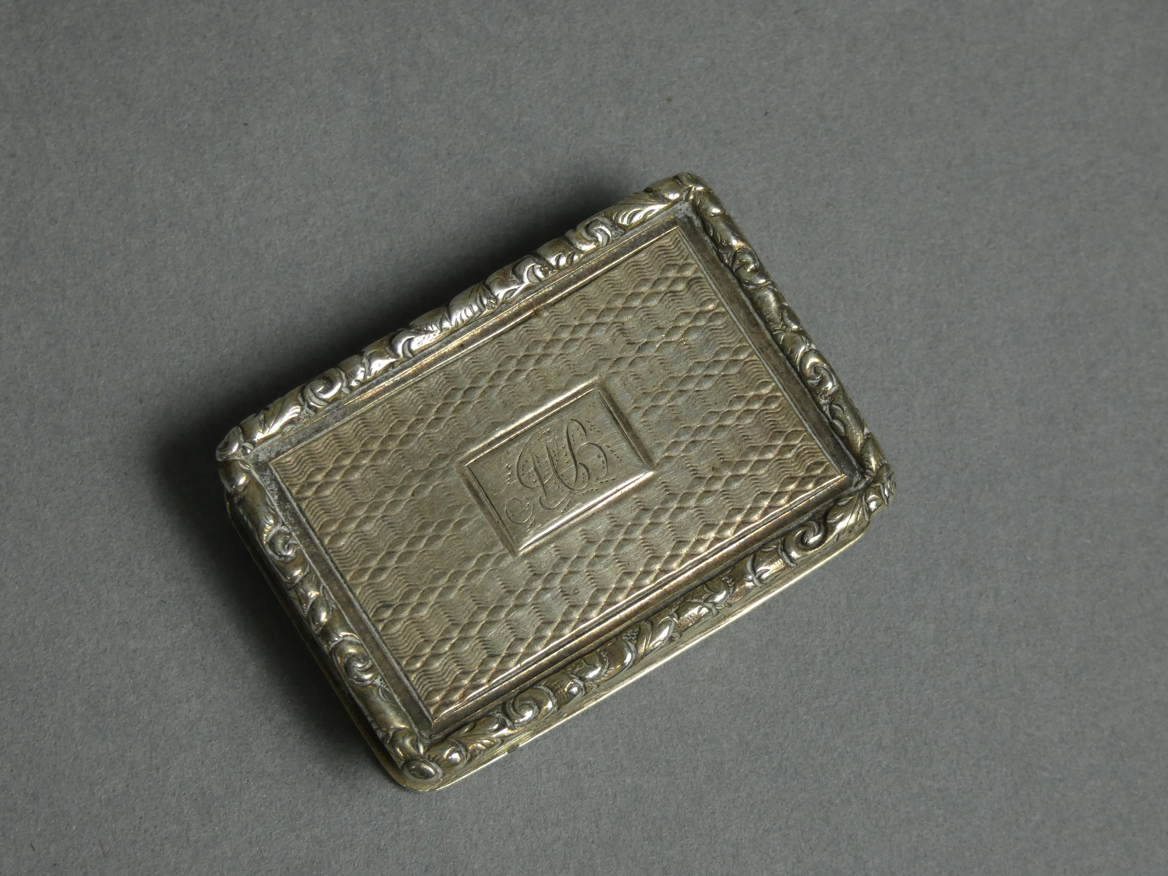 An early Victorian silver vinaigrette of rectangular shape, with engine-turned decoration & carved - Image 4 of 4