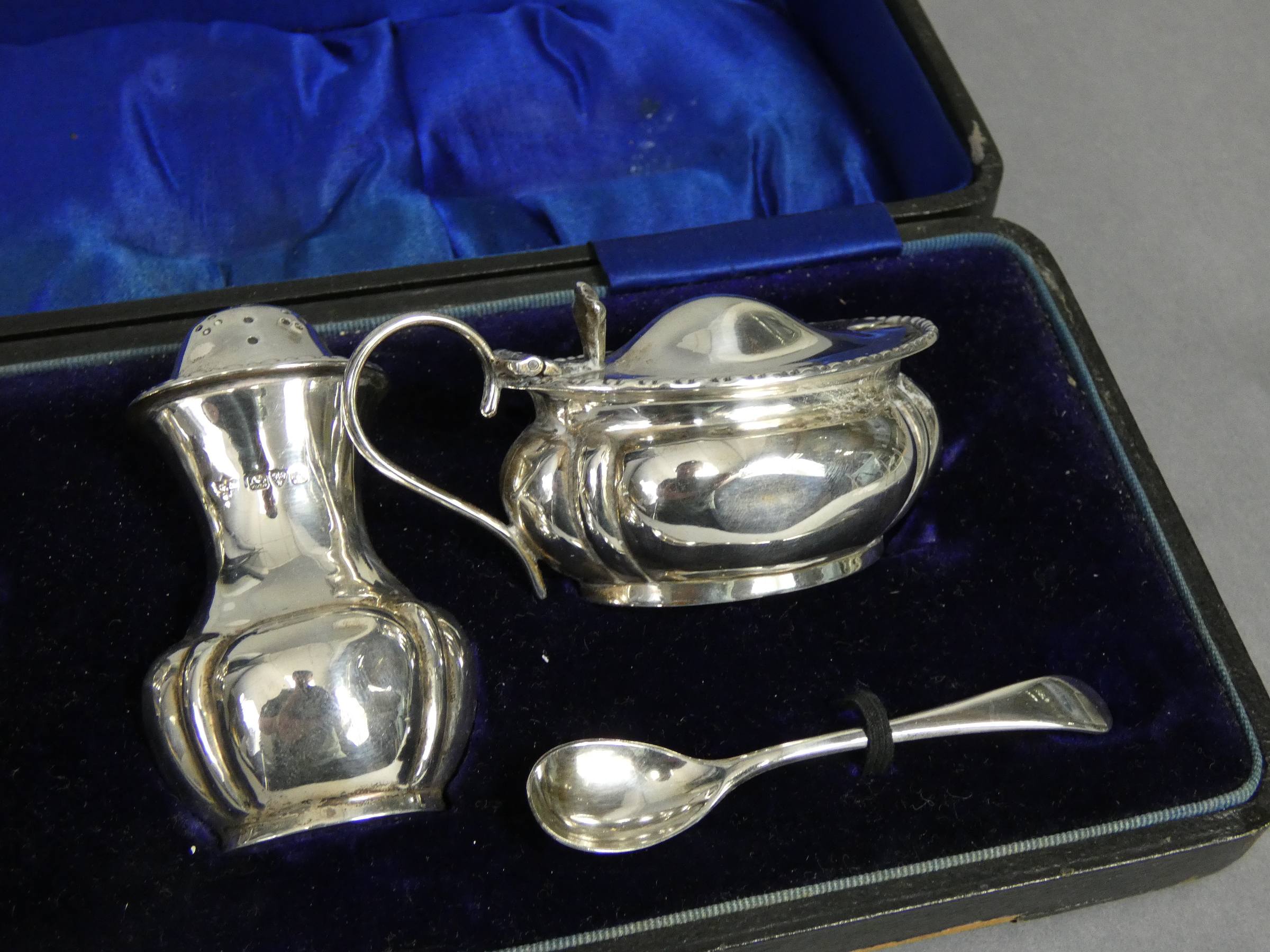 An early 20th century silver three-piece condiment set; Chester 1913 & 14 by George, Nathan, & - Image 2 of 3