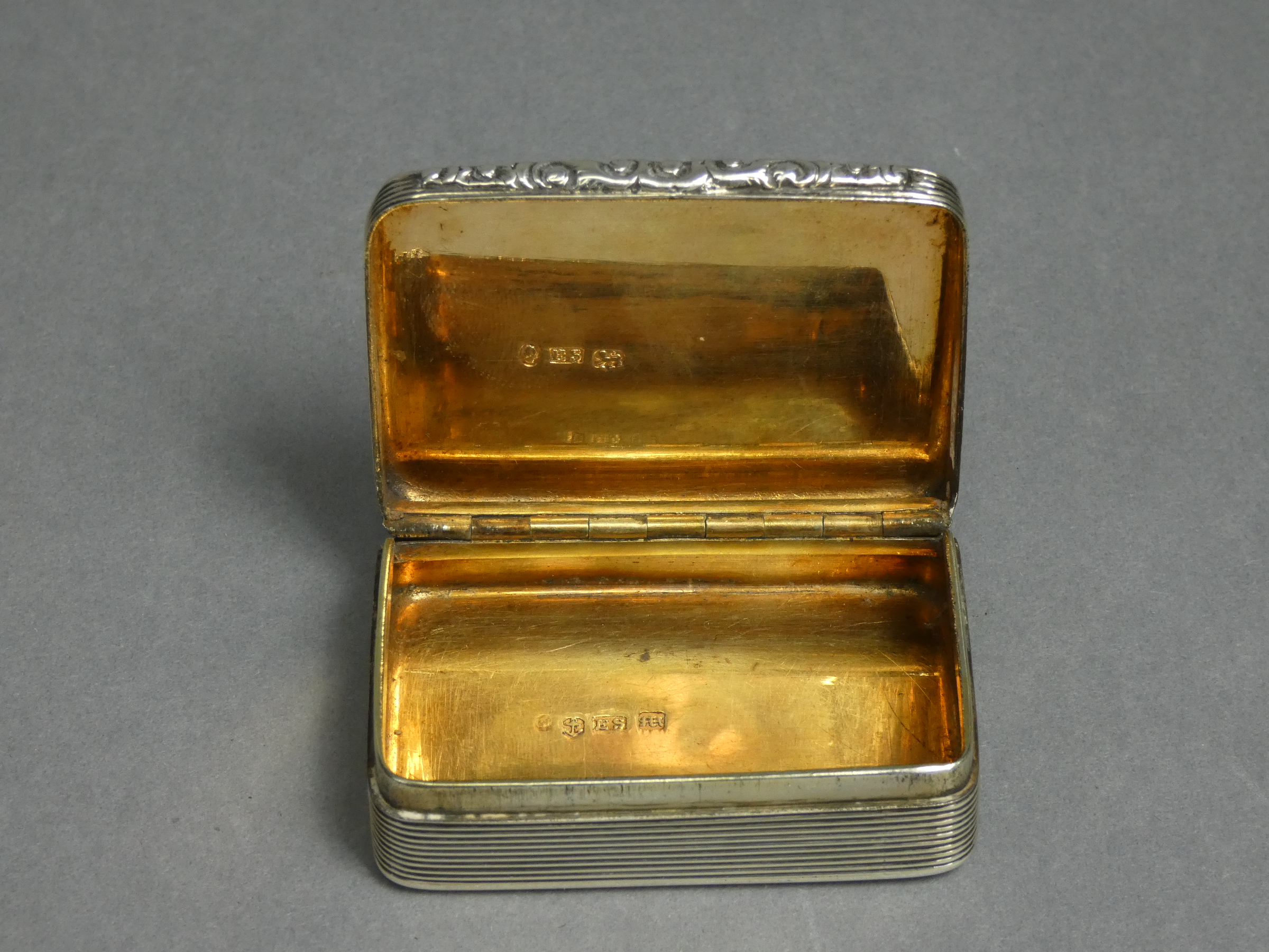 A William IV silver rectangular snuff box, engine-turned & with reeded sides, carved scroll thumb- - Image 3 of 3