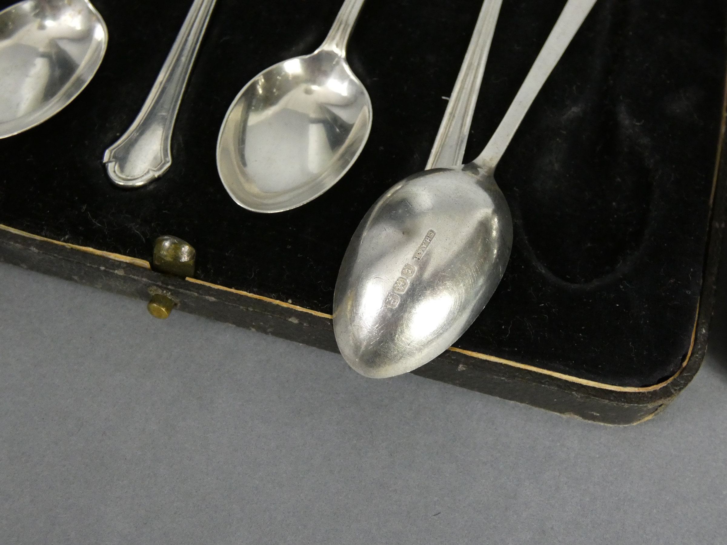 An early 20th century silver three-piece condiment set; Chester 1913 & 14 by George, Nathan, & - Image 3 of 3