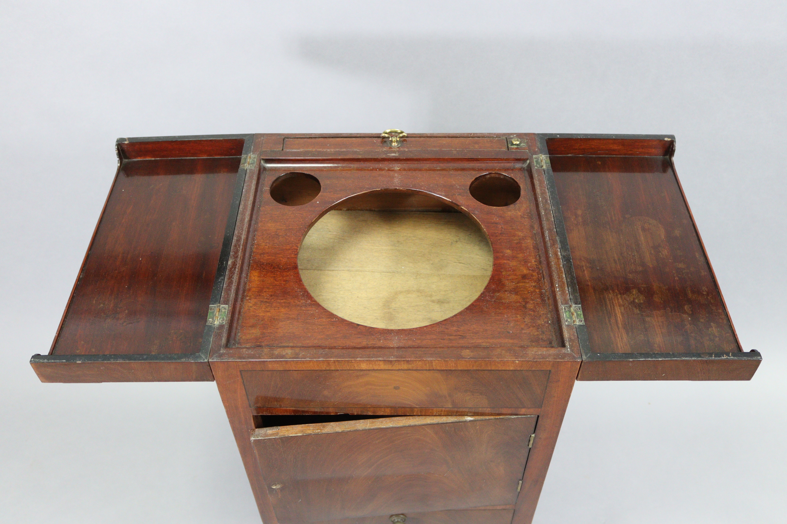 An early-mid 19th century mahogany washstand with envelope top, fitted with an adjustable rise-&- - Image 2 of 5