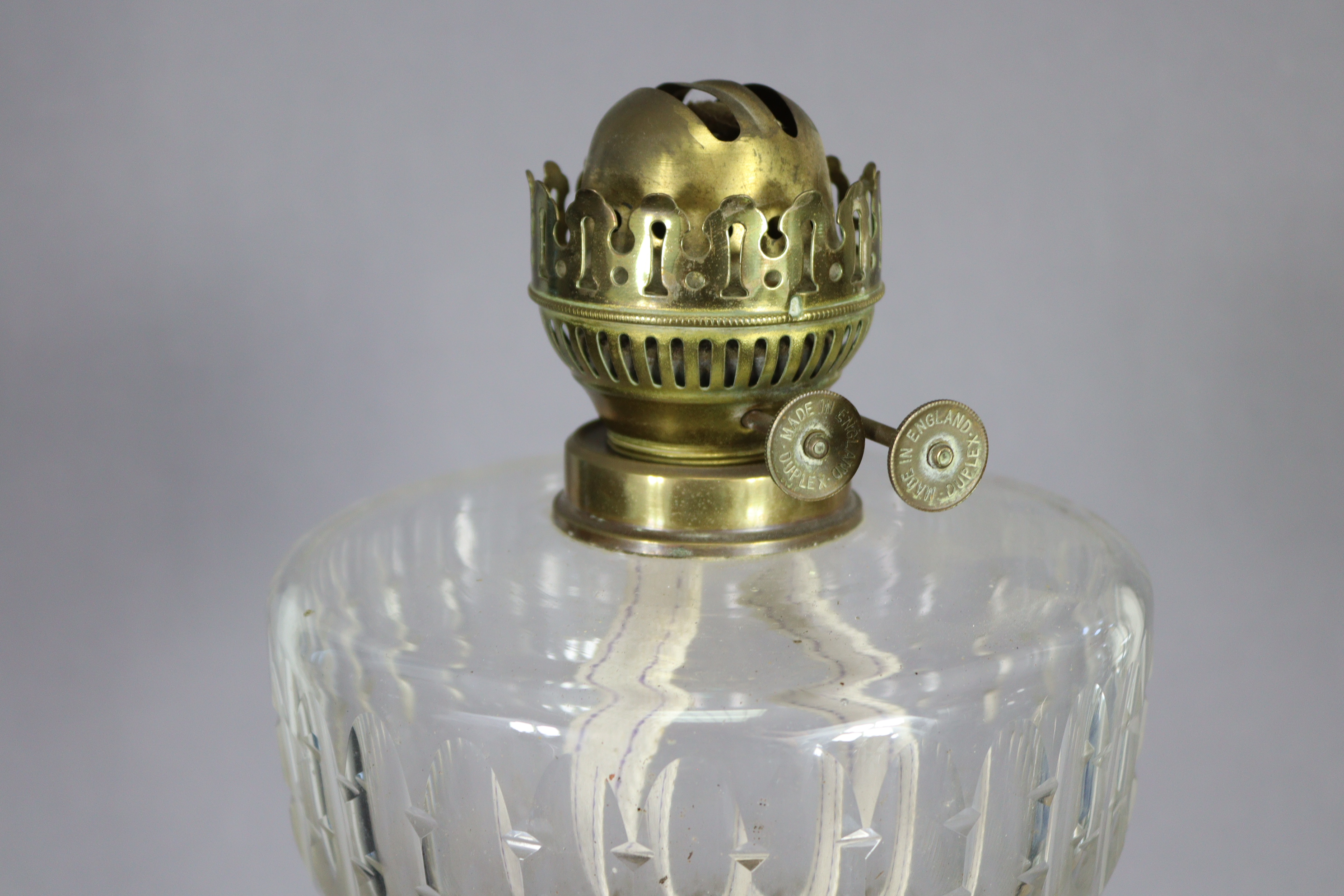 A Victorian large oil lamp with cut-glass reservoir, on ribbed baluster column & circular base - Image 7 of 8