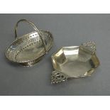 A George V silver porringer of octagonal shape, with flat pierced side handles, 4” wide (6¾”