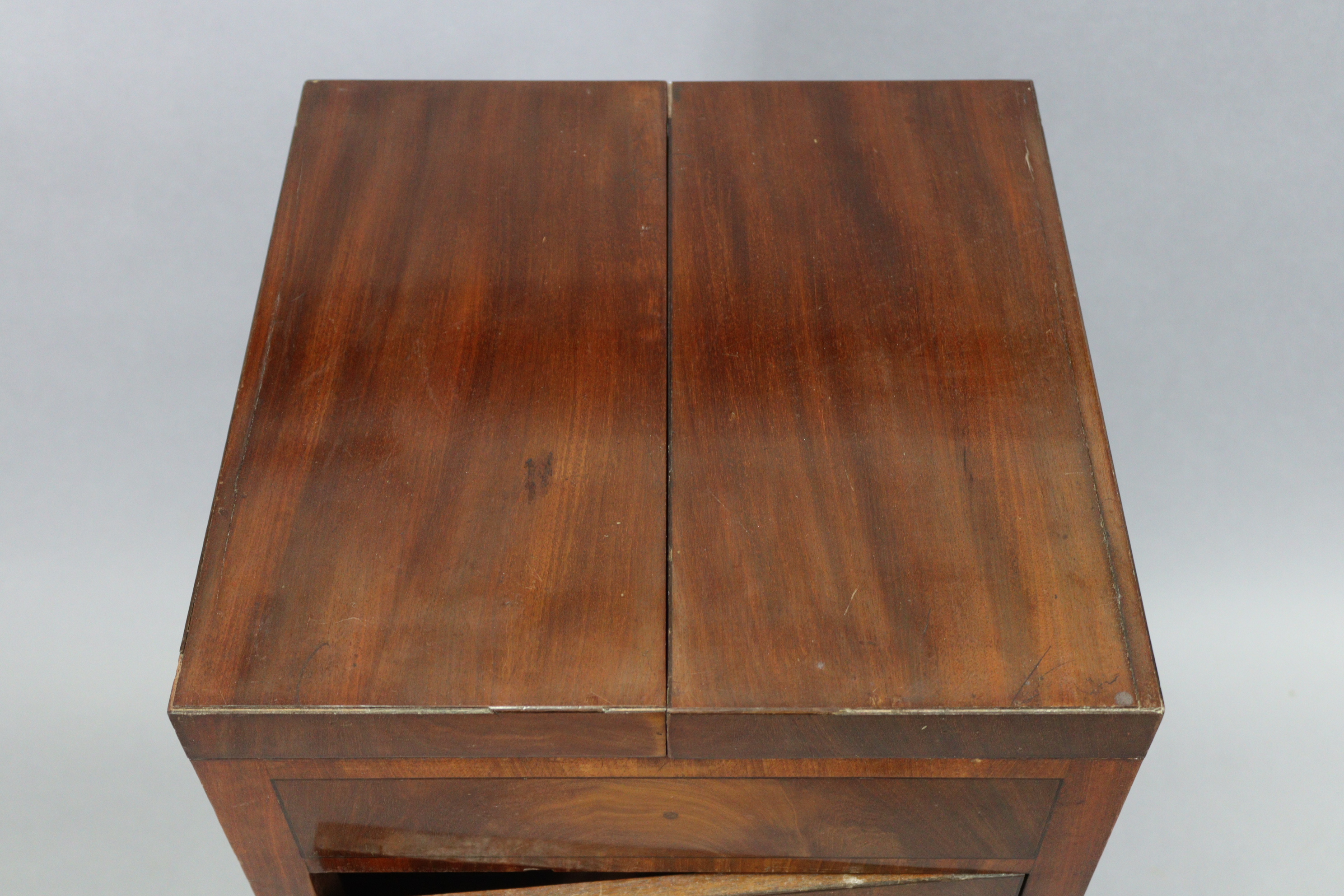 An early-mid 19th century mahogany washstand with envelope top, fitted with an adjustable rise-&- - Image 5 of 5