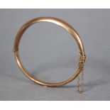 A 9ct. gold hinged bracelet (6.7gm).
