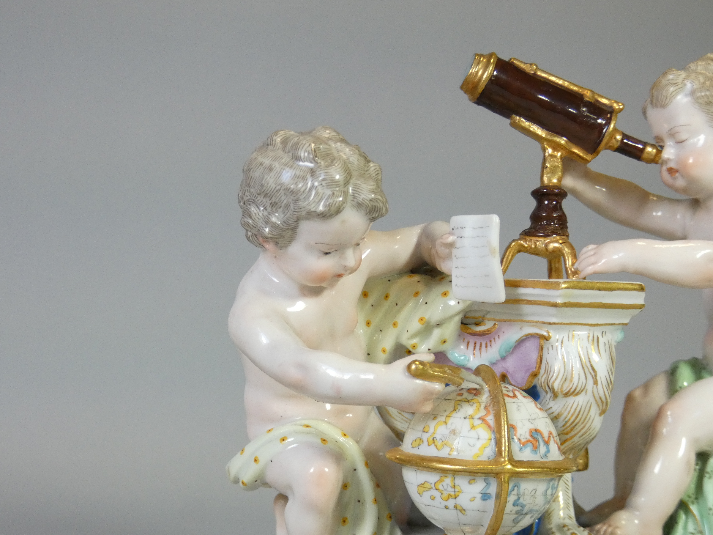 A Meissen porcelain figure group emblematic of astronomy, with two putti – one looking through a - Bild 2 aus 5