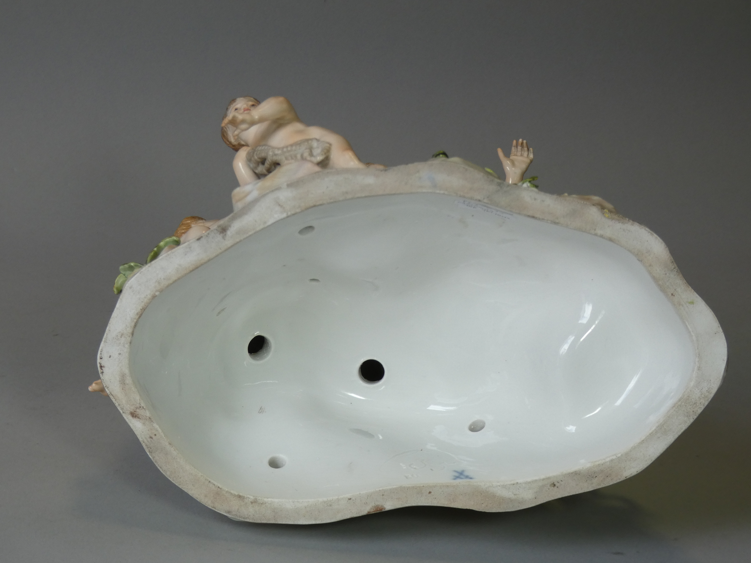 A MEISSEN PORCELAIN FIGURE GROUP ‘CAPTURING THE TRITONS’, depicting Venus, a female attendant & - Bild 5 aus 6