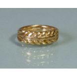 A late Victorian 18ct gold ring with buckle design, size I/J, 4.1g.