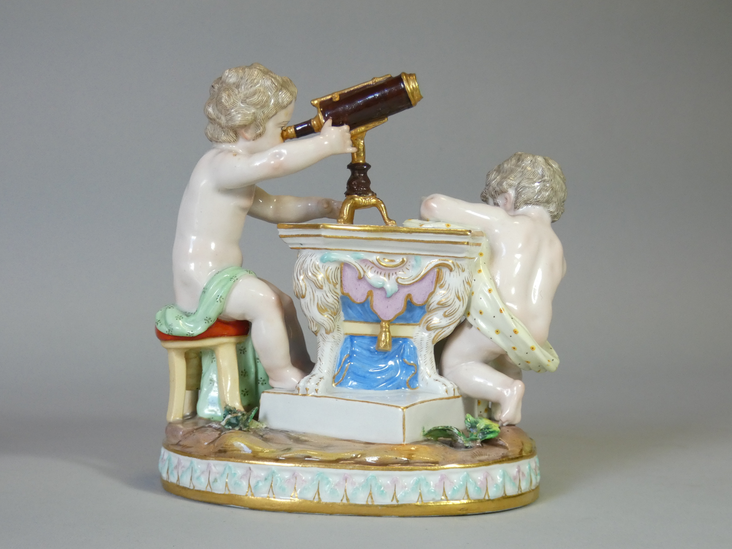 A Meissen porcelain figure group emblematic of astronomy, with two putti – one looking through a - Bild 4 aus 5