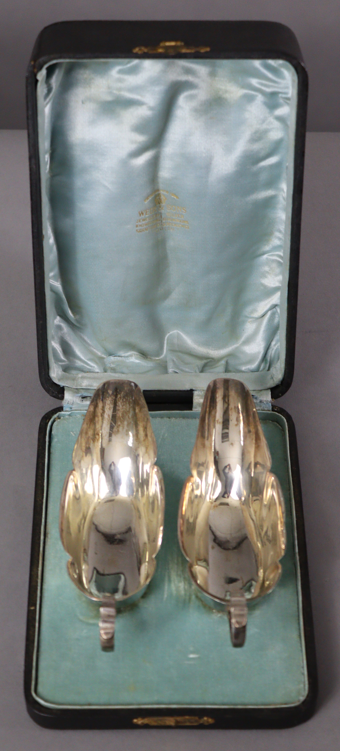 A pair of Edwardian silver sauce boats of slender octagonal form, each with cut-card rims, scroll - Image 2 of 2