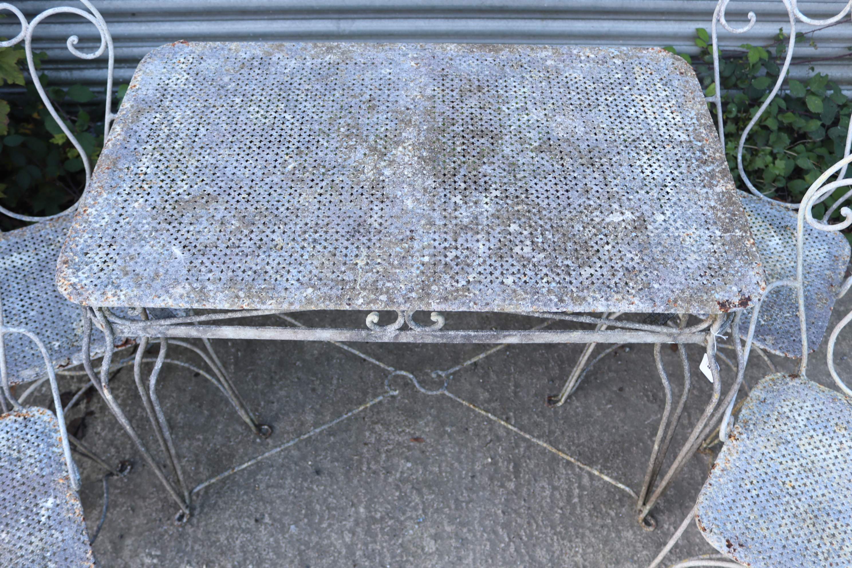 A white painted aluminium & wrought-iron garden table with rectangular top, & on four shaped legs - Bild 3 aus 3