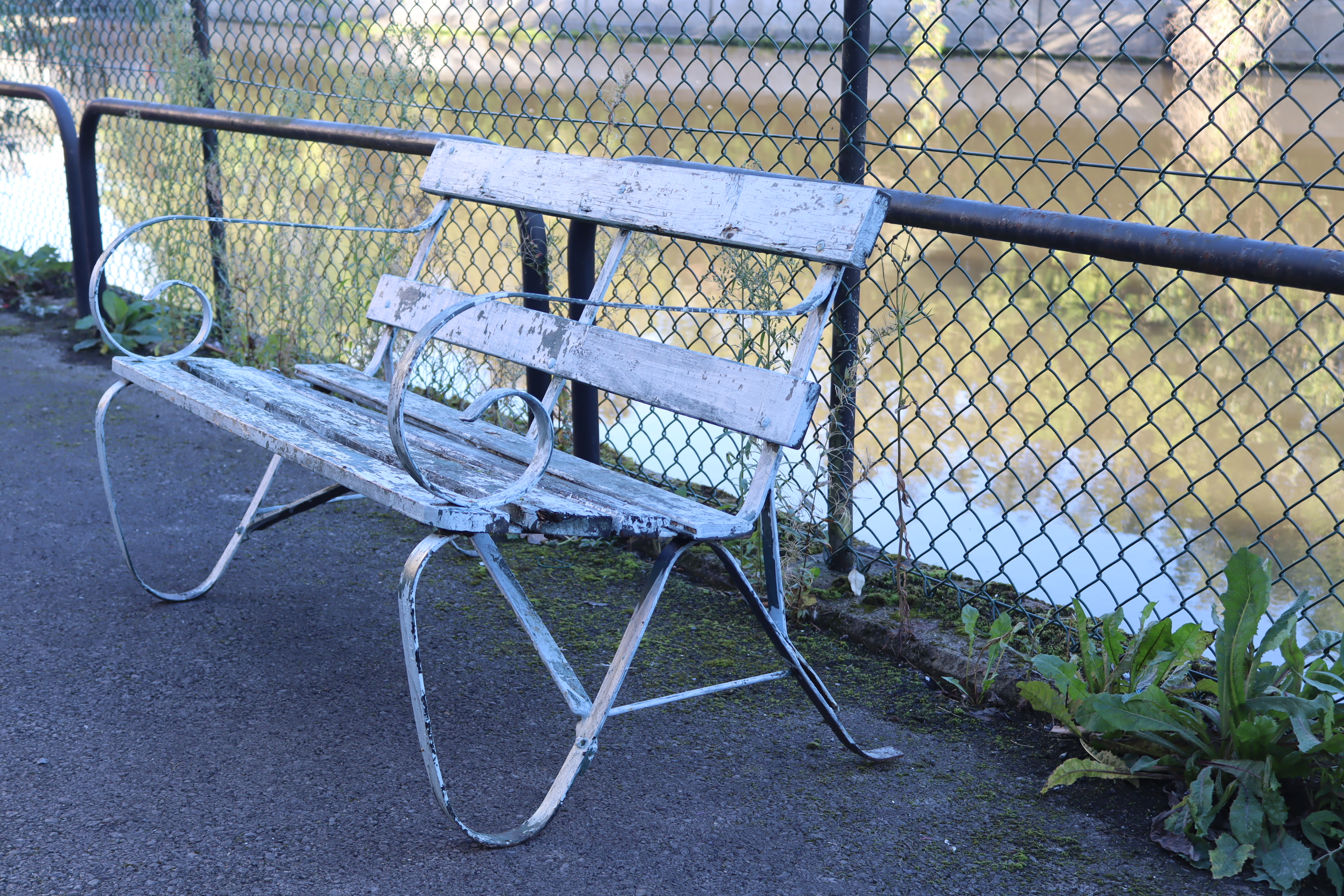 A pale grey painted wooden & wrought-iron garden bench, 48” long (w.a.f.). - Bild 5 aus 5