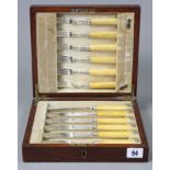 A set of six George V silver tea knives & forks with simulated bone handles, & in mahogany case,
