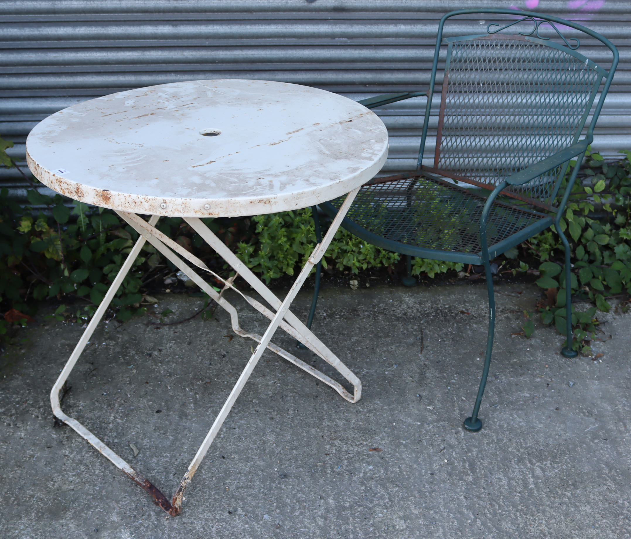 A white painted metal garden table with circular fold-away top, & on square legs, 29” diameter; - Bild 3 aus 4