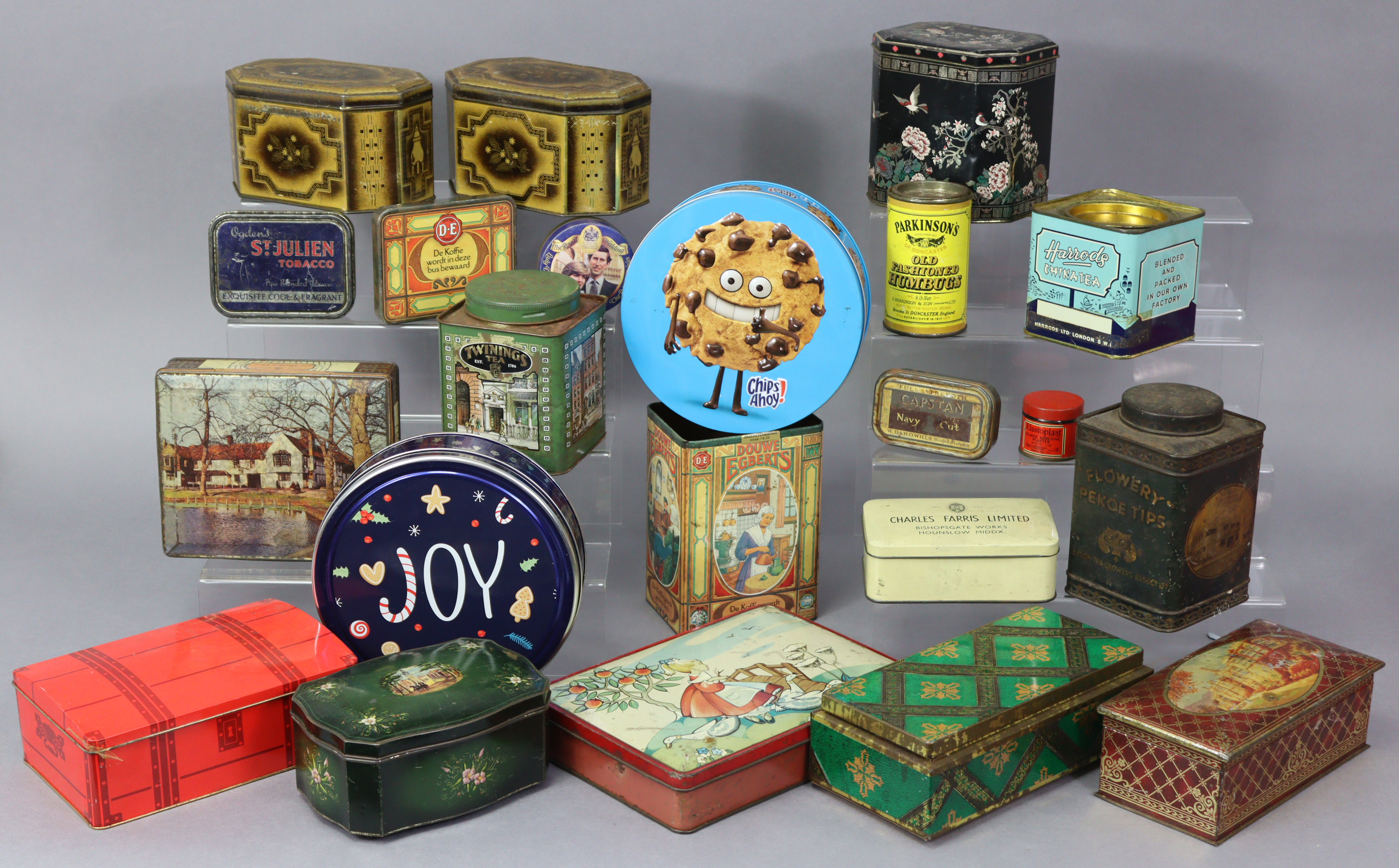 Nineteen various advertising tins.