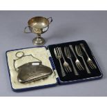A George V silver ladies’ purse, 4¾" wide Birmingham 1915; a George V silver two handled trophy cup,