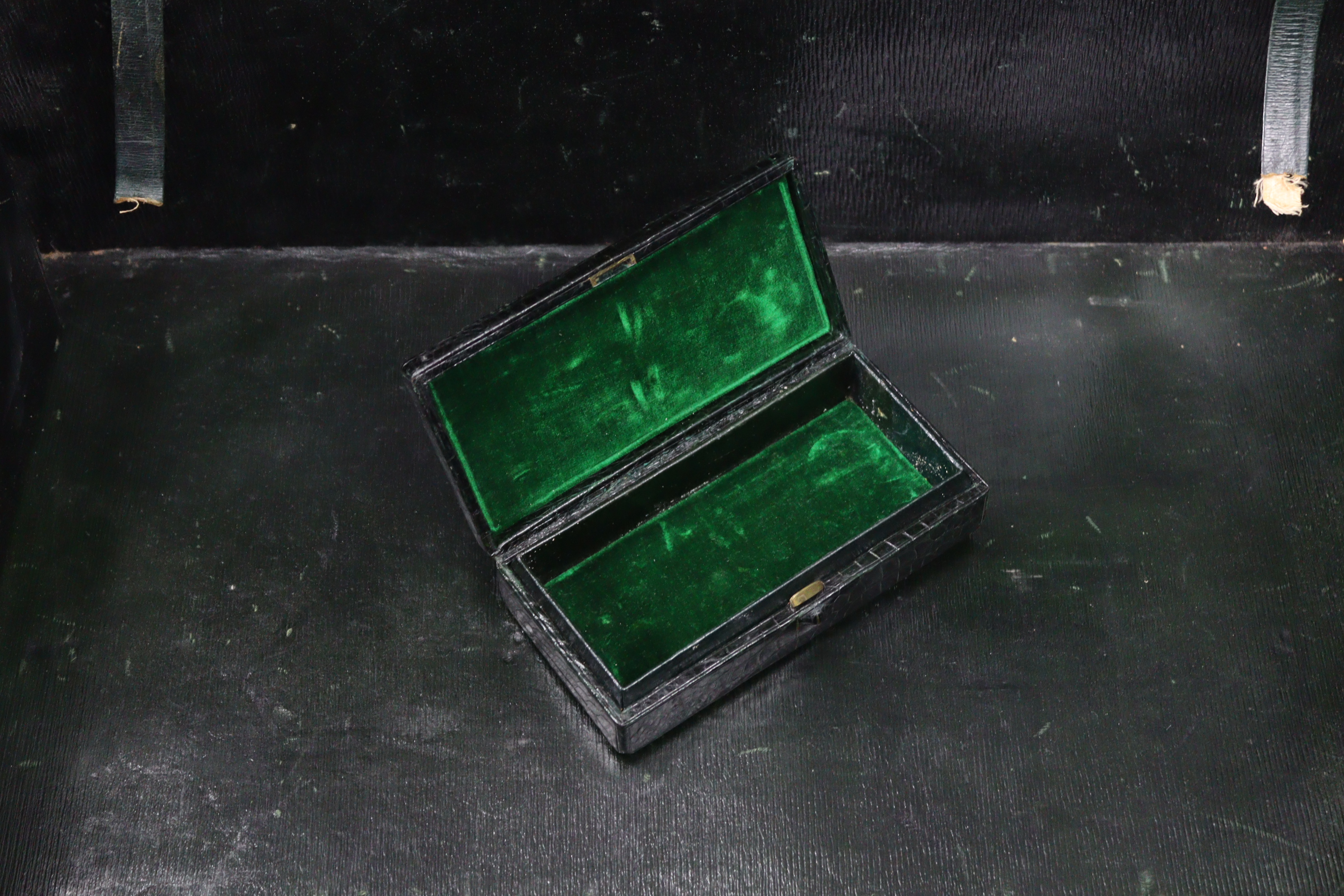 A late 19th/early 20th century dark green finish crocodile-skin suitcase with brass twin-lever - Image 4 of 5