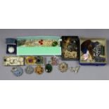 Various items of costume jewellery.