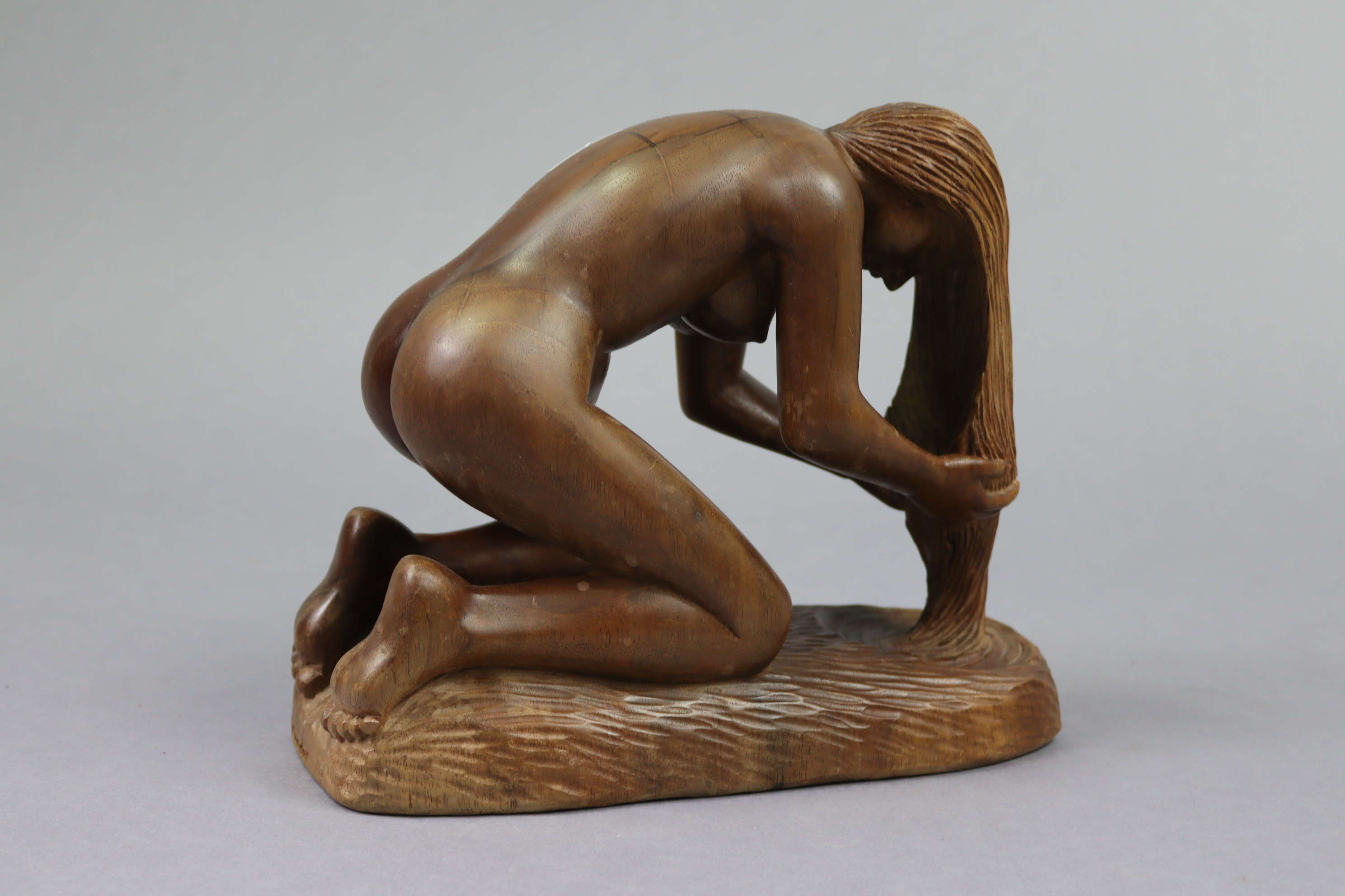 A carved wooden ornament in the form of a kneeling female figure holding her hair in her hands - Image 3 of 3
