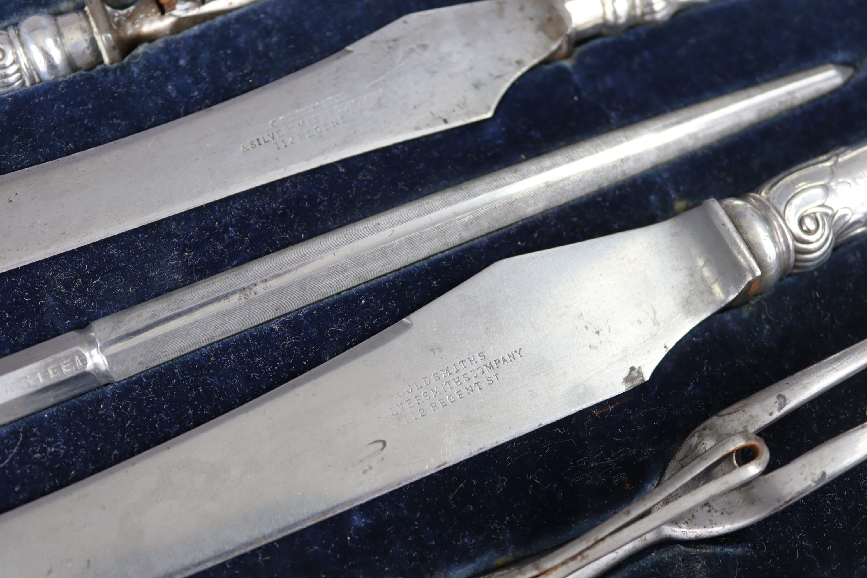 A set of five vintage silver-handled carvers by Goldsmiths & Silversmiths, cased. - Image 2 of 2